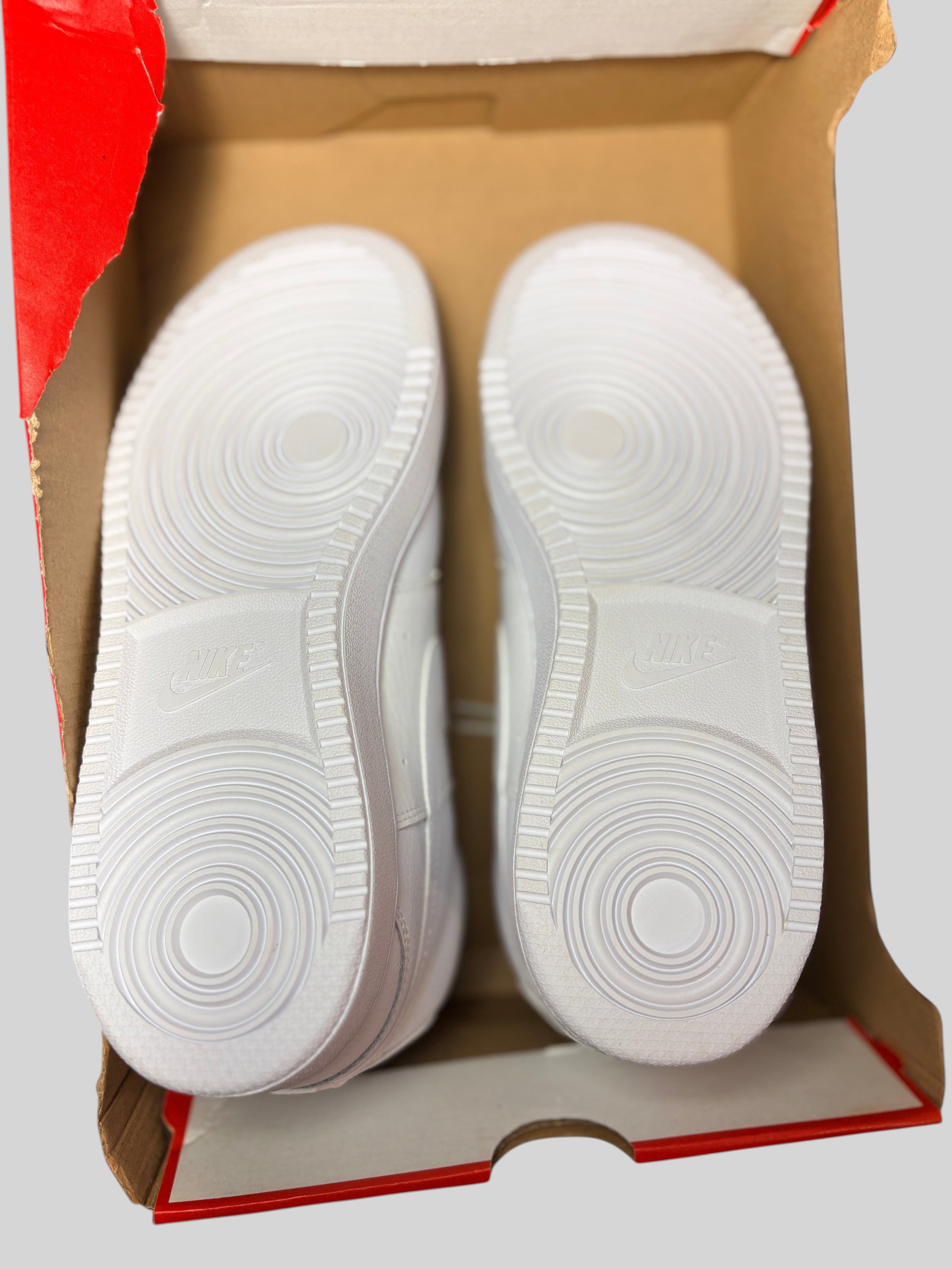Semelles en caoutchouc blanc des baskets FASHION SC Nike Court Vision Mid dans leur boîte d'origine