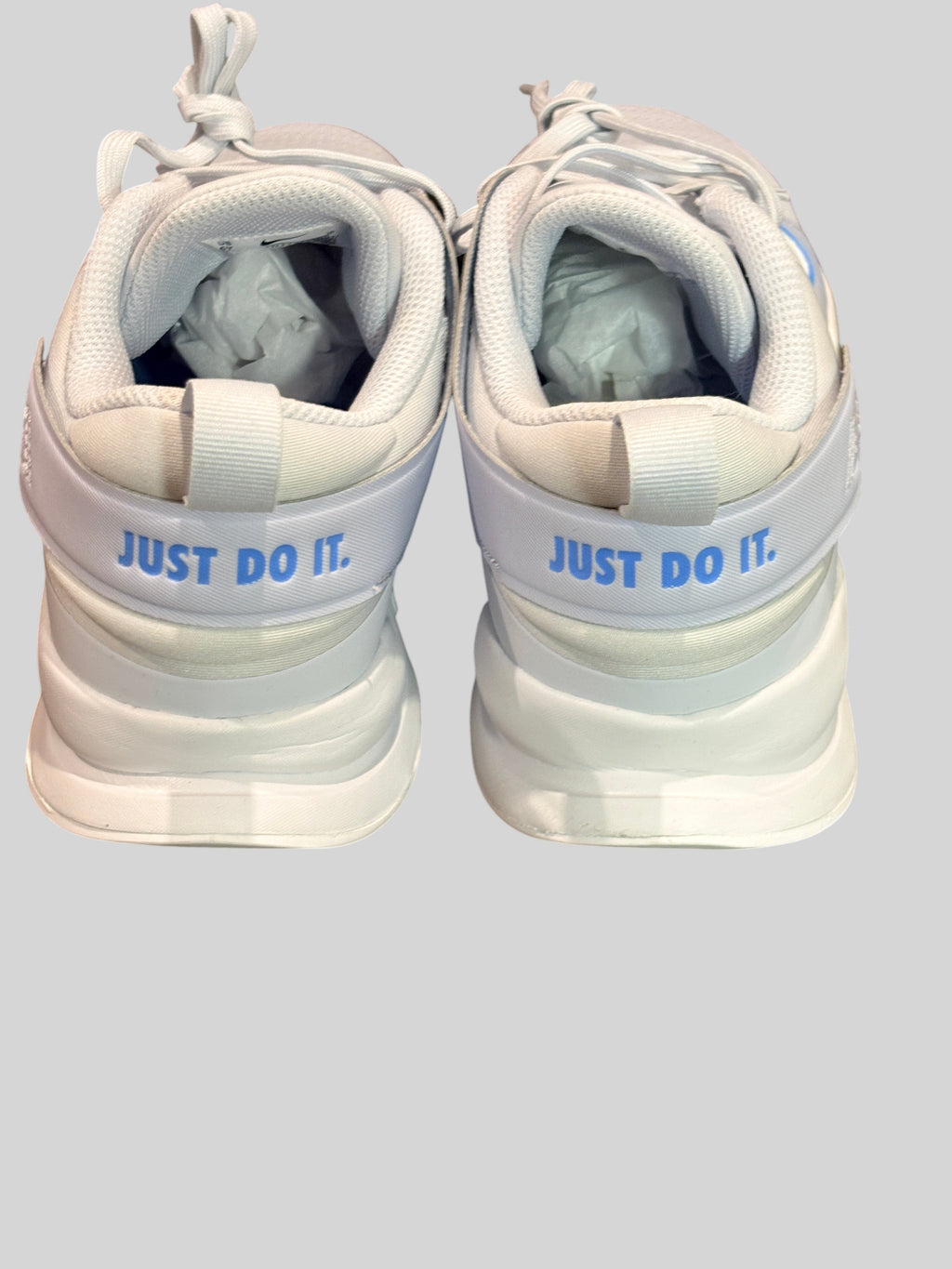 Vue arrière des baskets FASHION SC Nike Crosscourt GS grises et bleues avec inscription Just Do It sur le talon