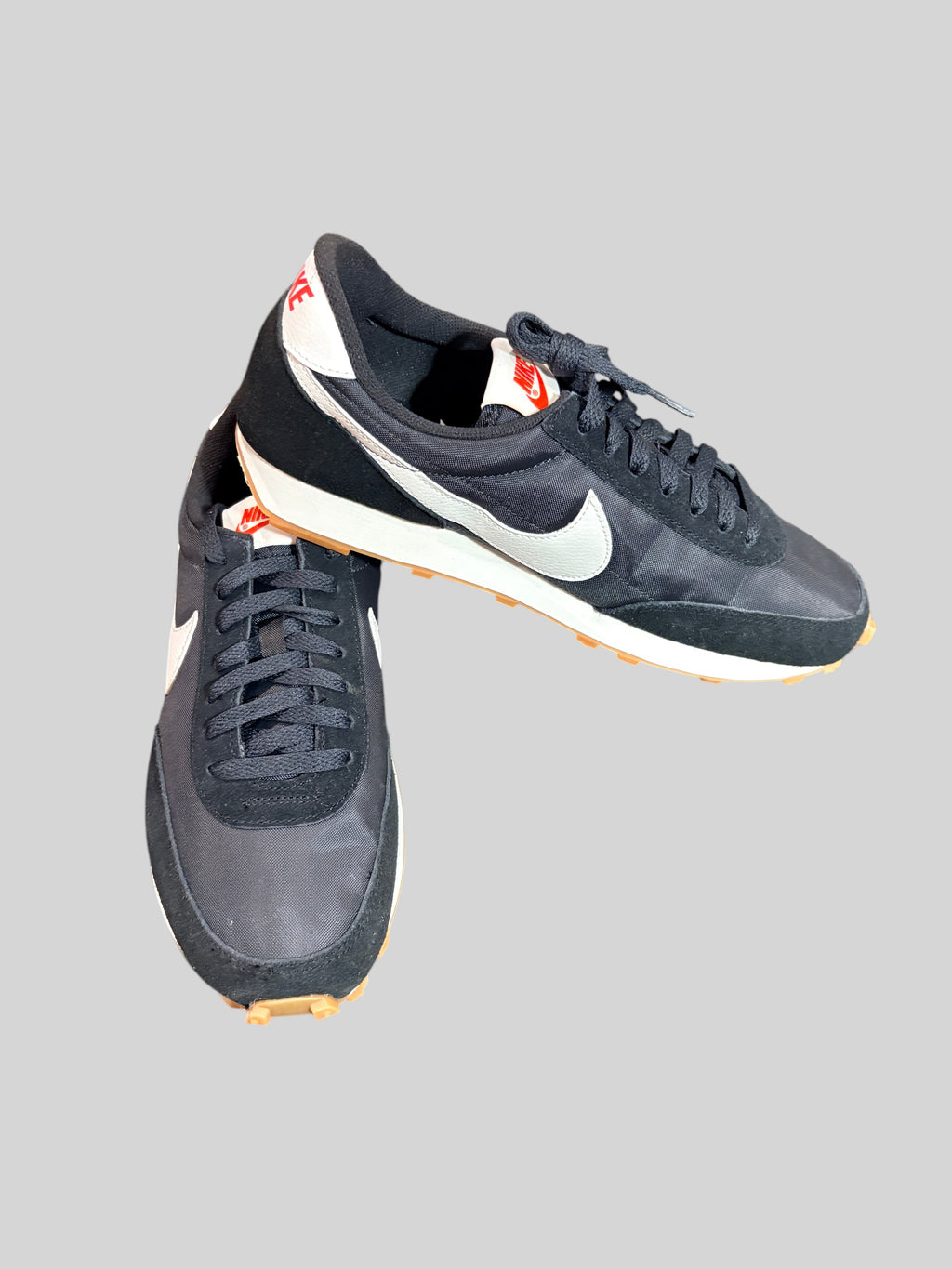 Baskets FASHION SC Nike Daybreak femme noires et blanches en nylon et daim avec semelle extérieure Waffle