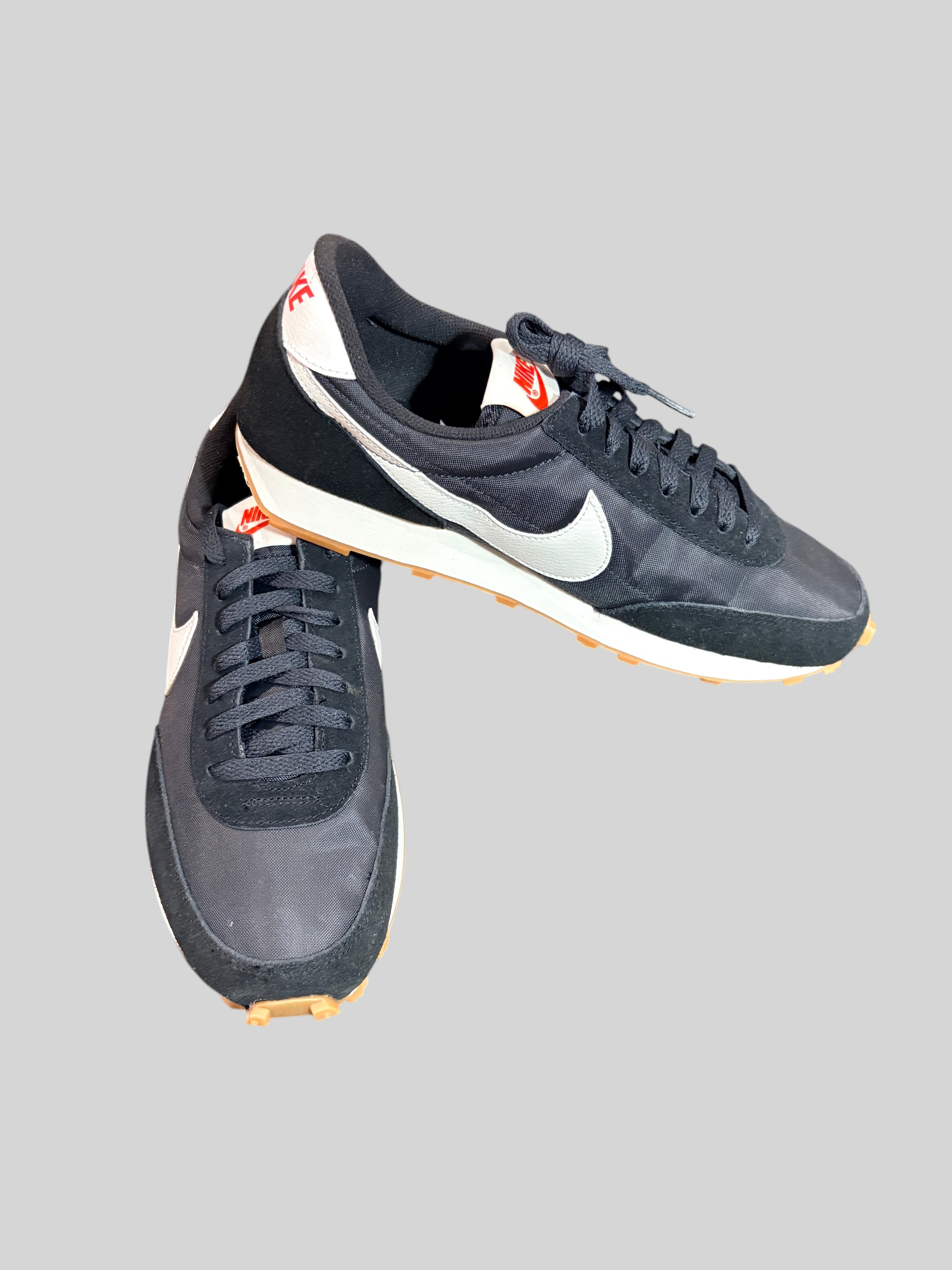 Baskets FASHION SC Nike Daybreak femme noires et blanches en nylon et daim avec semelle extérieure Waffle