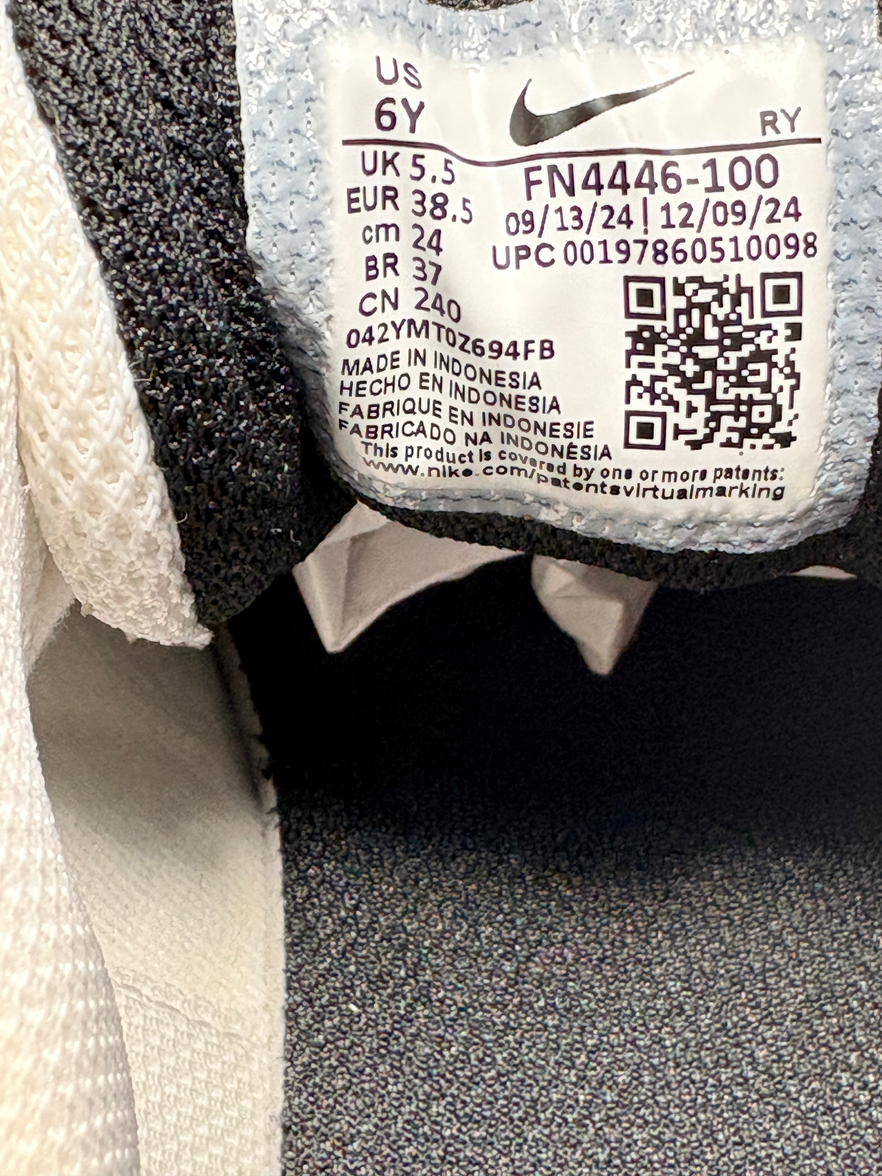 Étiquette intérieure de chaussure Nike chez FASHION SC indiquant la pointure, le modèle et les détails de fabrication