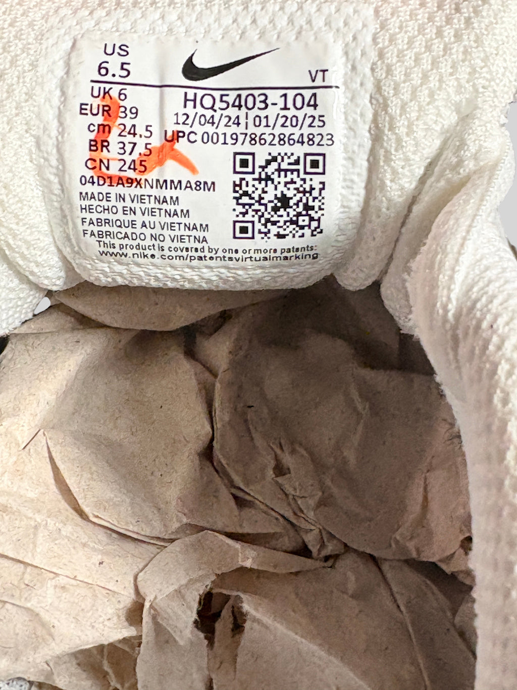 Étiquette intérieure FASHION SC d'une chaussure Nike avec détails de pointure et code QR