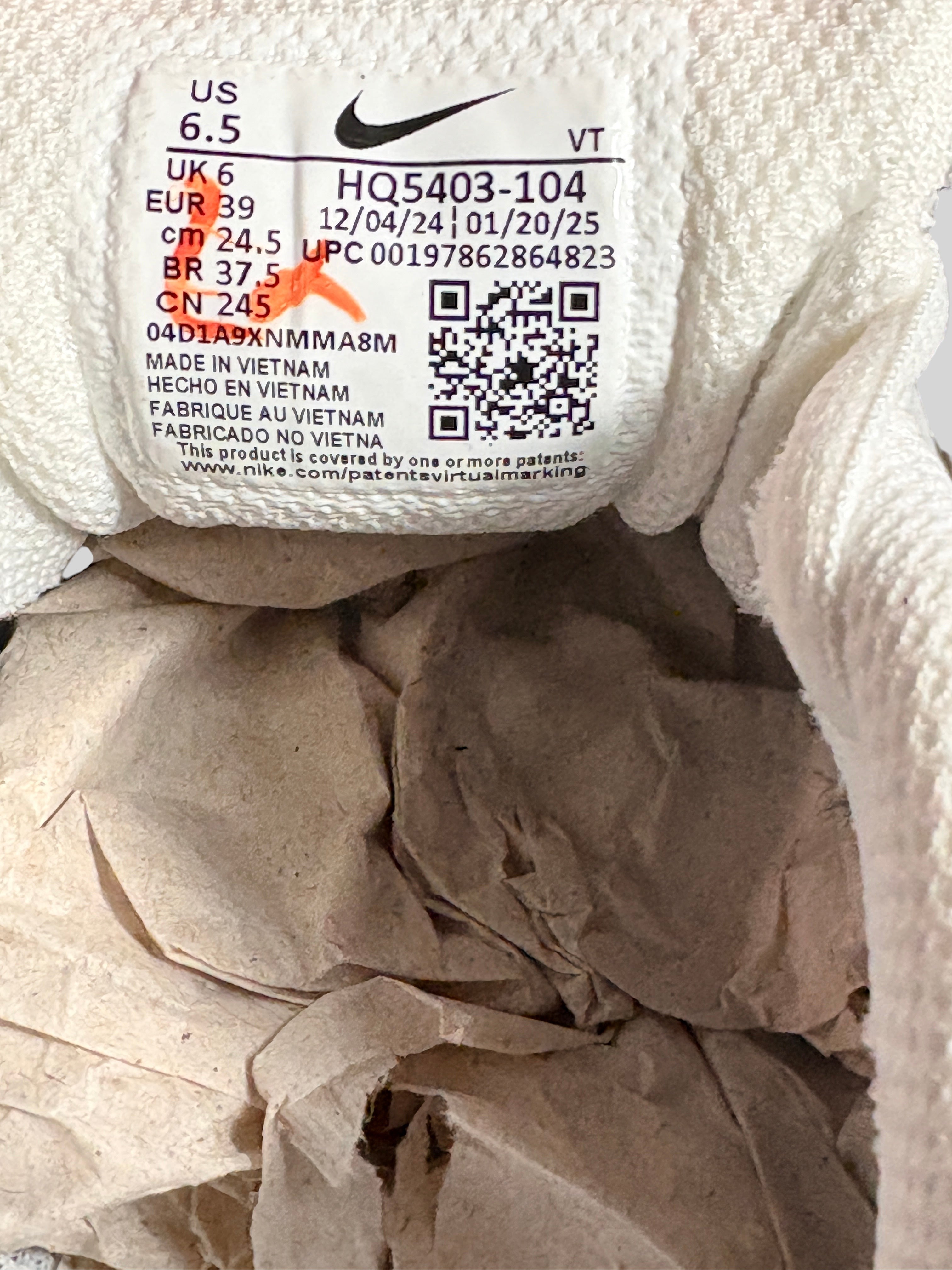 Étiquette intérieure FASHION SC d'une chaussure Nike avec détails de pointure et code QR