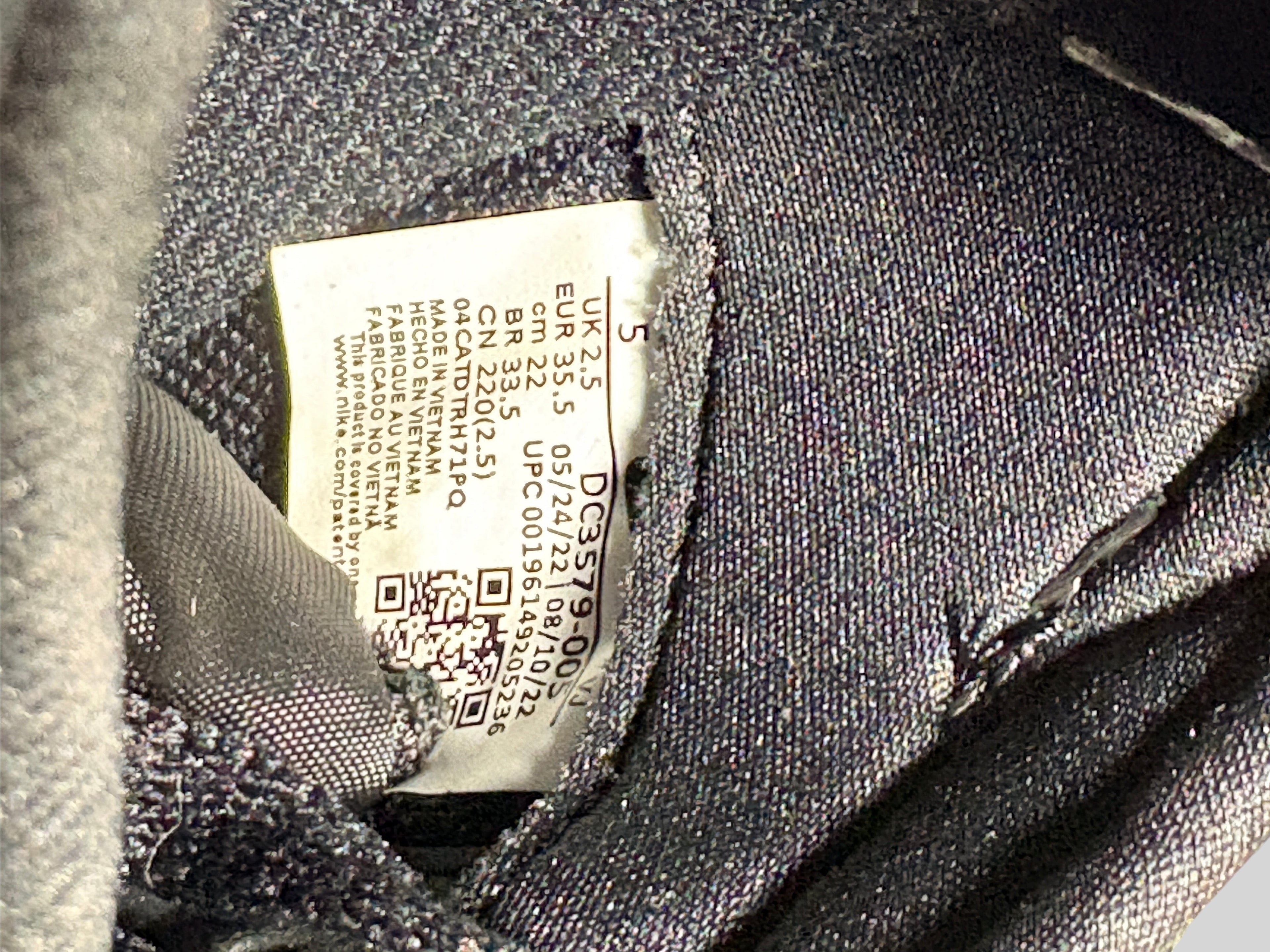Etiquette interieure FASHION SC Nike Fontanka Waffle avec details de taille et SKU DC3579-005