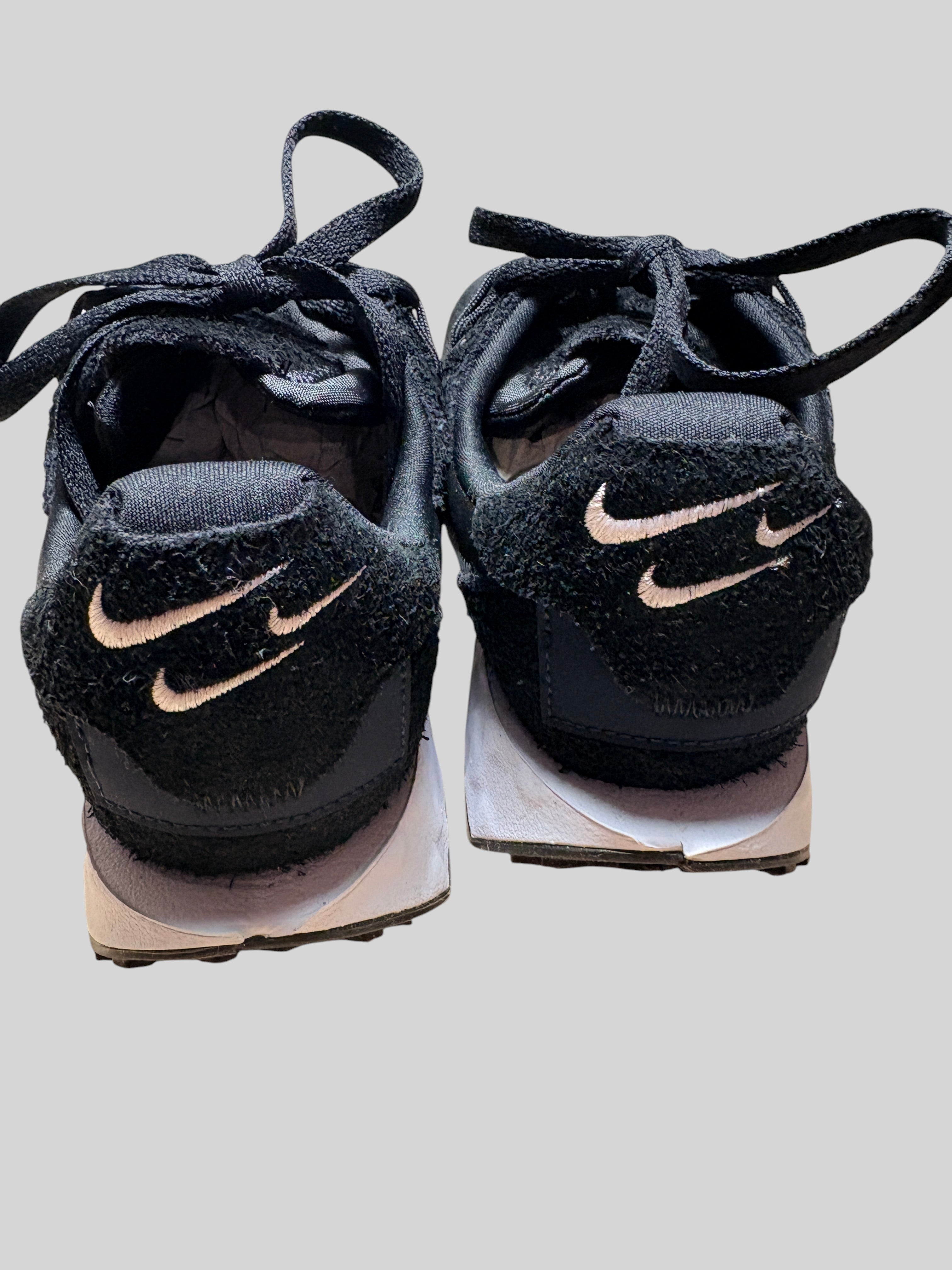 Vue arrière des baskets FASHION SC Nike Fontanka Waffle noires en daim avec logos brodés et semelle blanche