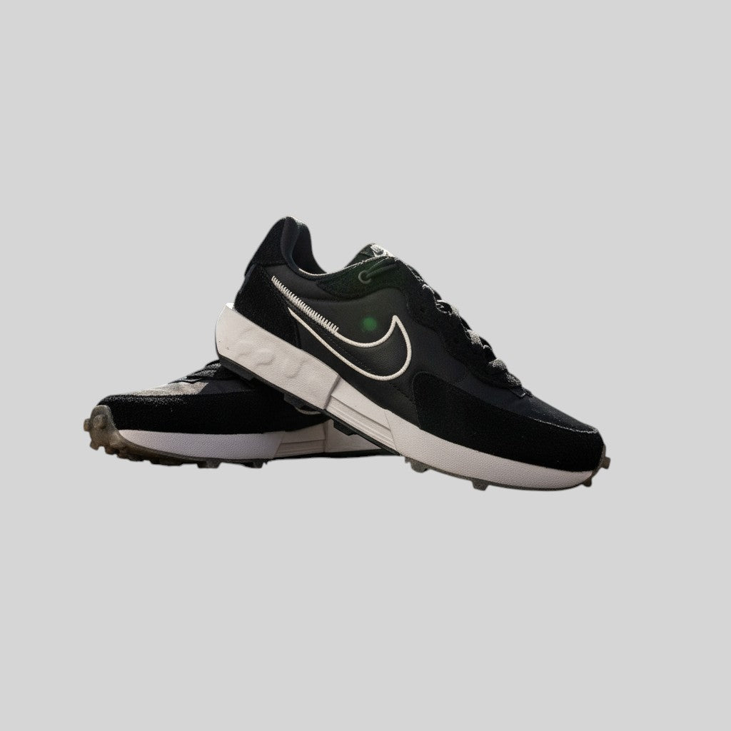 Baskets Nike Fontanka Waffle noires et blanches en daim et nylon avec semelle React, vendues par FASHION SC