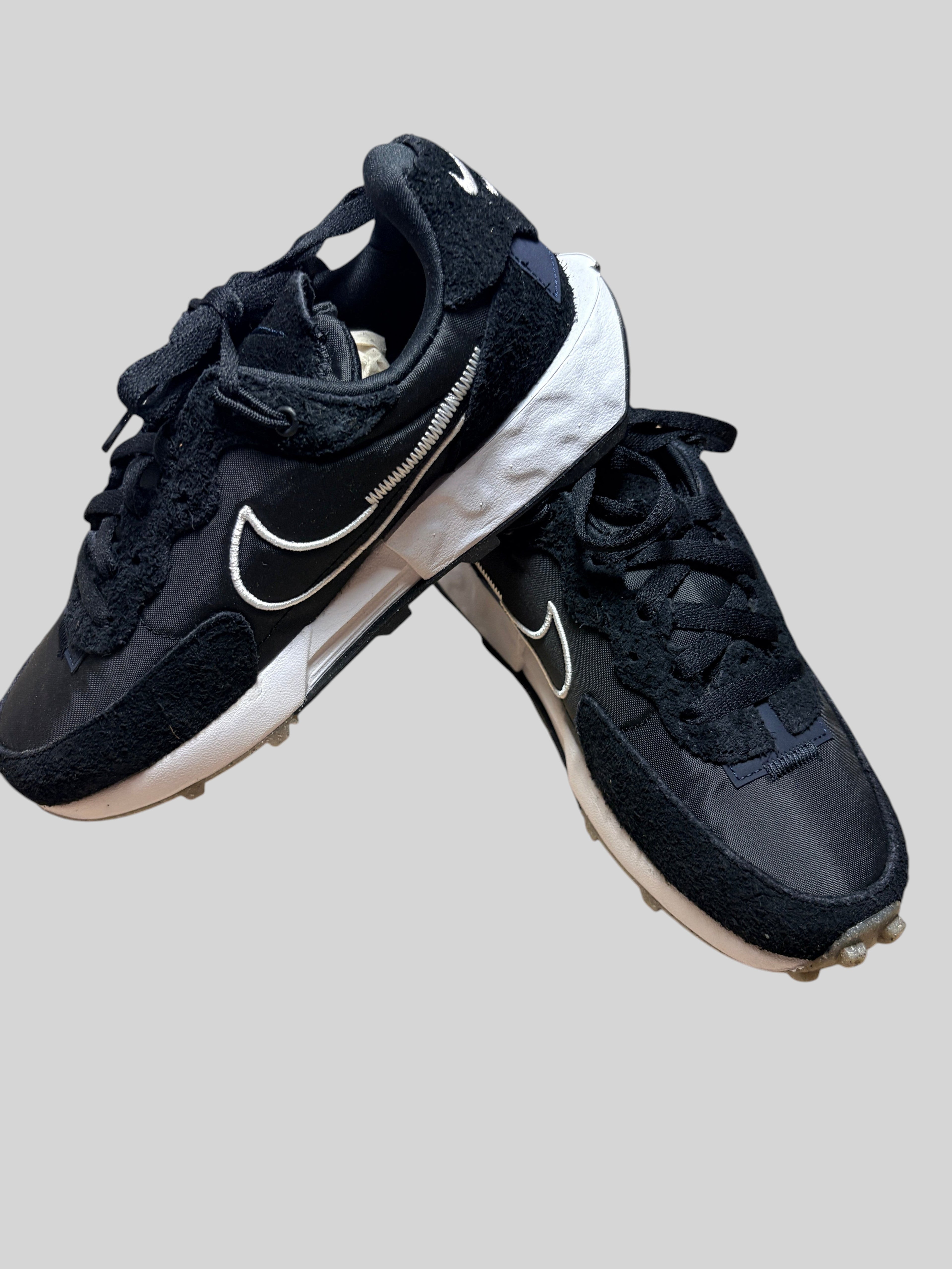 Baskets FASHION SC Nike Fontanka Waffle noires et blanches en daim et nylon avec semelle React confortable