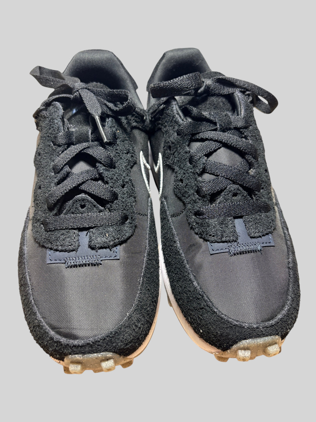 Baskets Nike Fontanka Waffle noires et blanches en daim et nylon, proposées par FASHION SC.