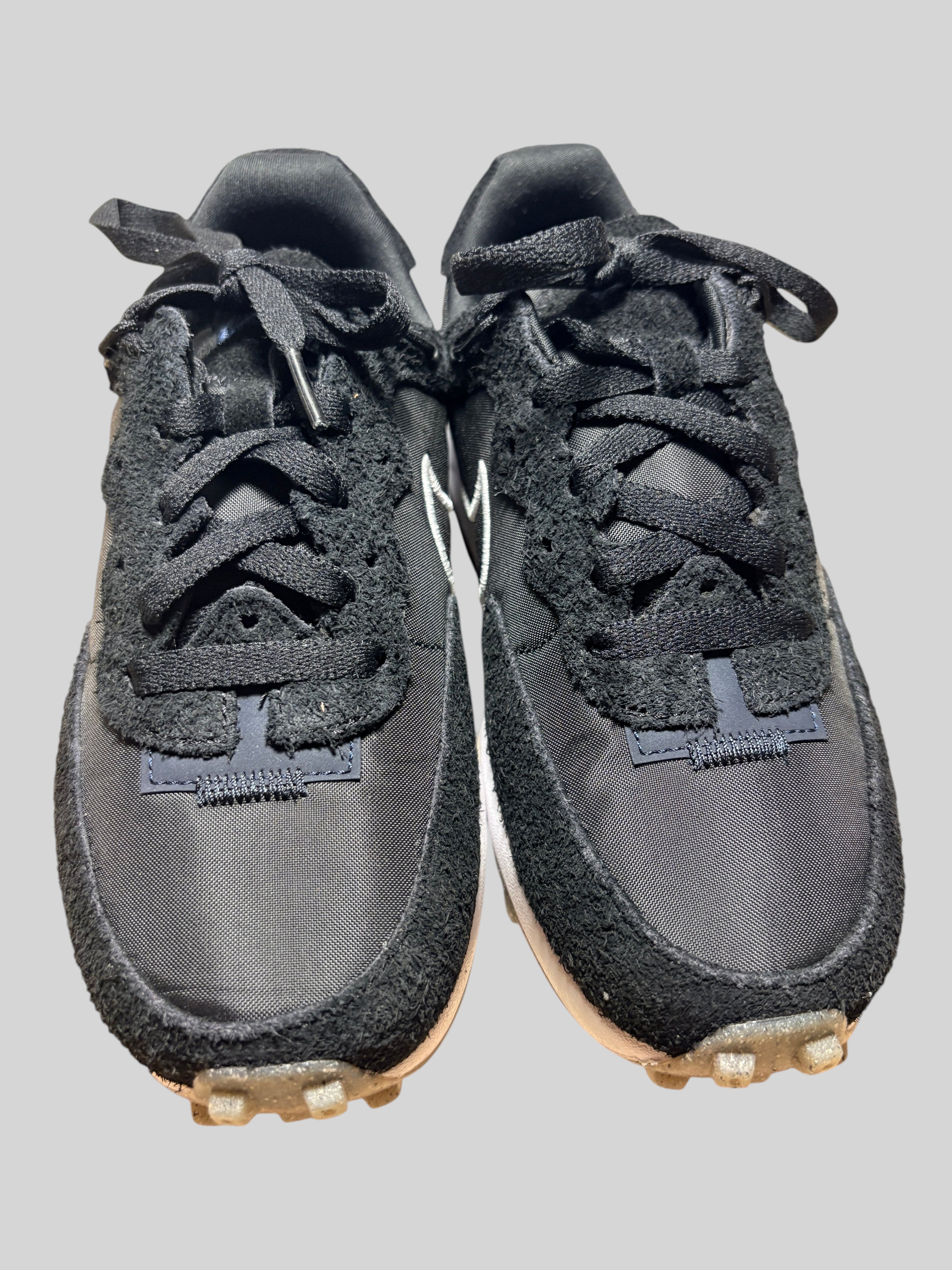 Baskets Nike Fontanka Waffle noires et blanches en daim et nylon, proposées par FASHION SC.