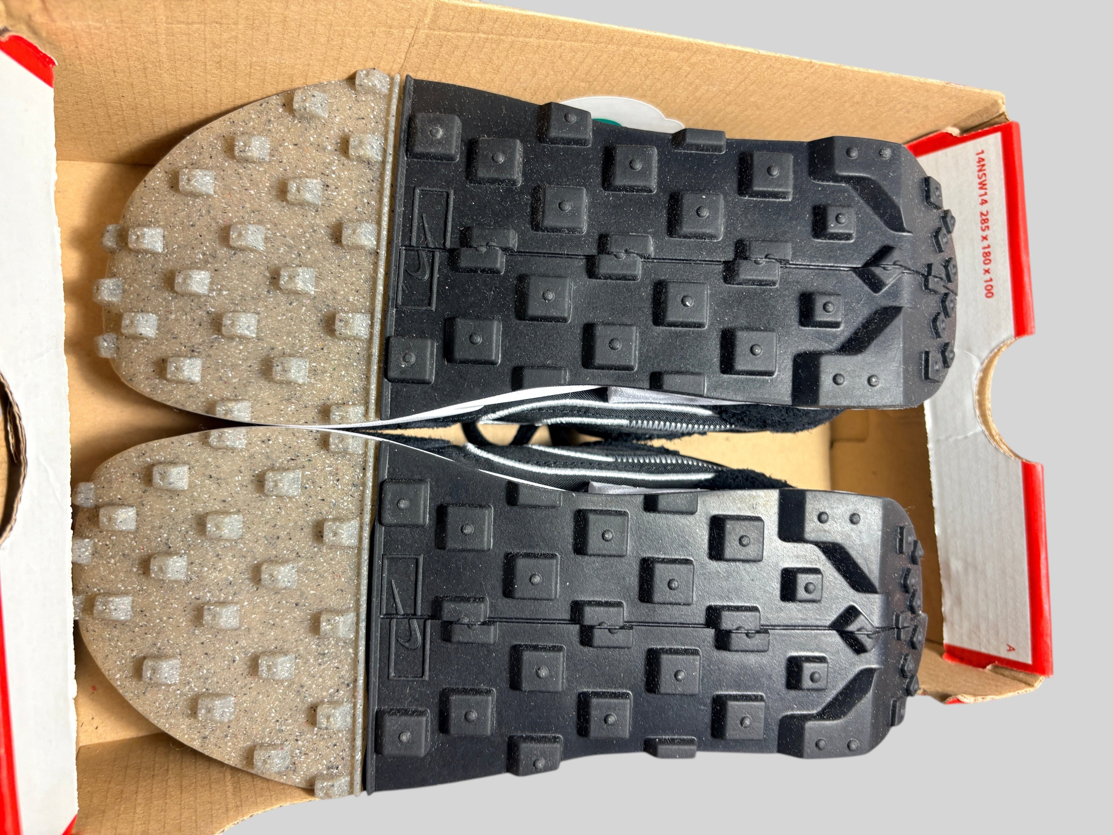 Semelles en caoutchouc noir et translucide des baskets FASHION SC Nike Fontanka Waffle avec motif gaufré iconique