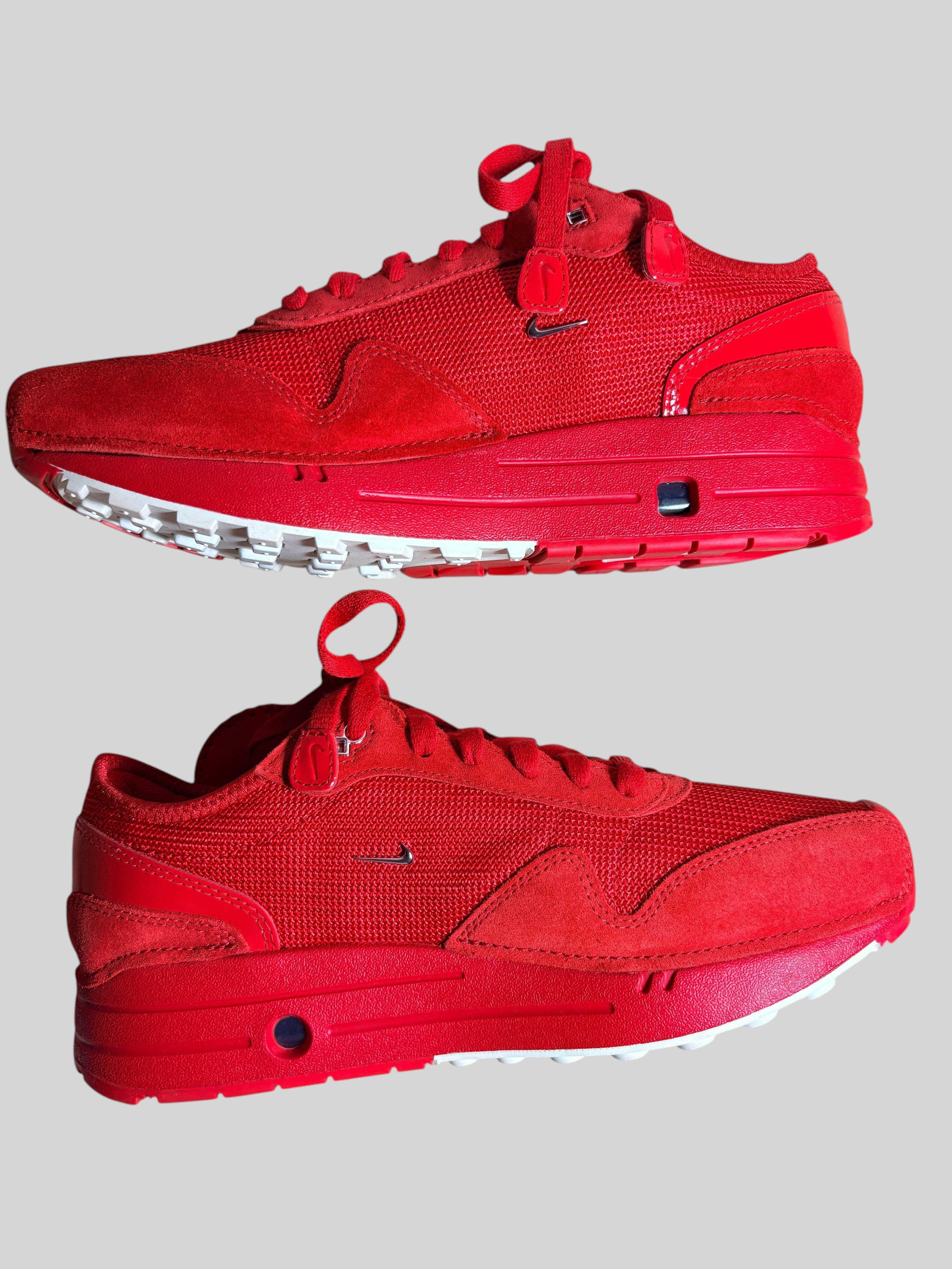 Baskets Nike x Jacquemus Air Max 1 '86 SP Mystic Red en cuir et daim rouge avec mini-Swoosh métallique chez FASHION SC