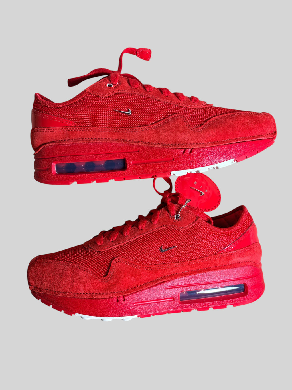 Baskets Nike x Jacquemus Air Max 1 '86 SP Mystic Red en daim et textile rouge avec mini-Swoosh métallique chez FASHION SC