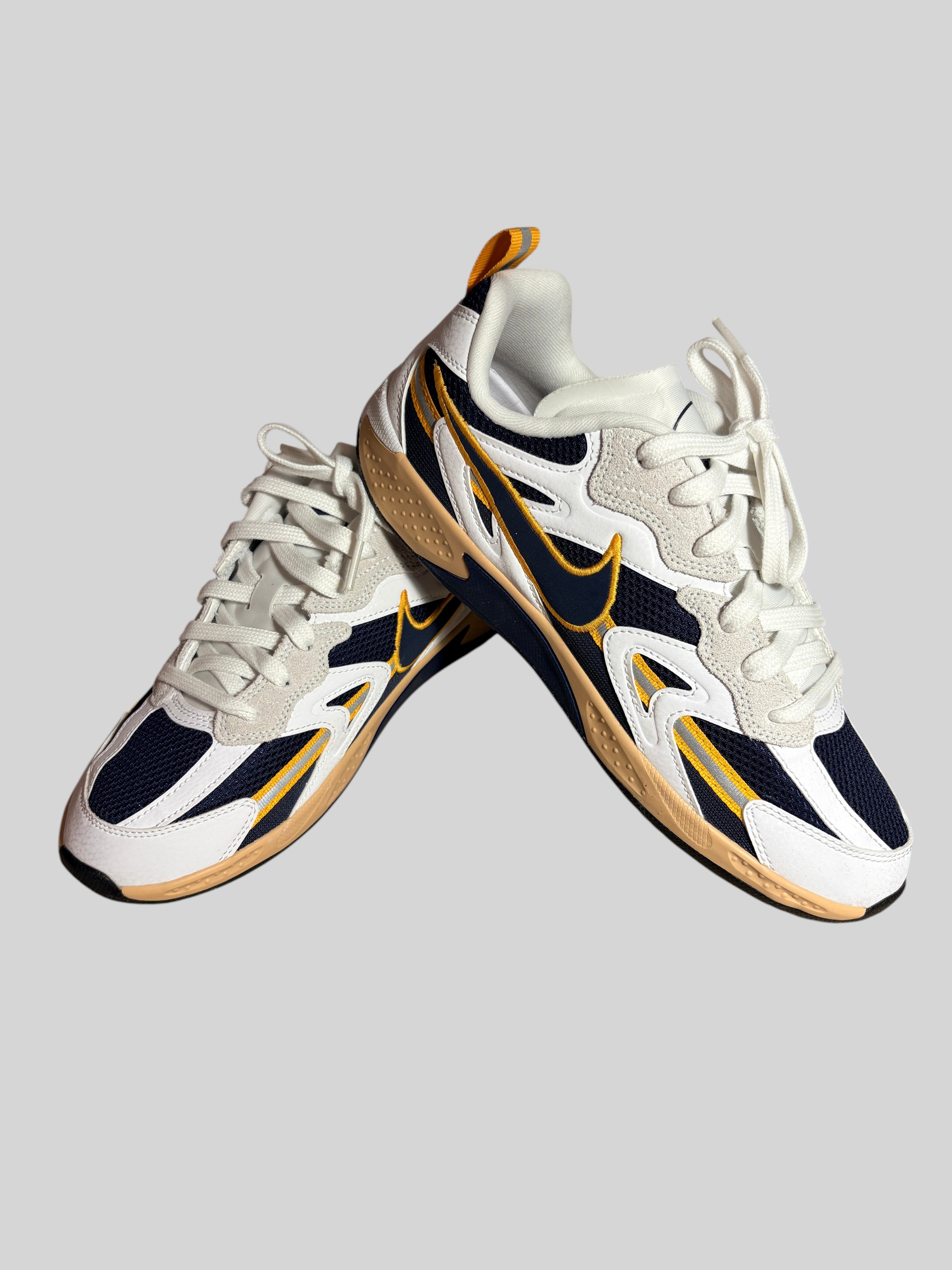 Baskets FASHION SC Nike Jam blanches, bleu marine et jaune or en mesh et cuir pour le breakdance