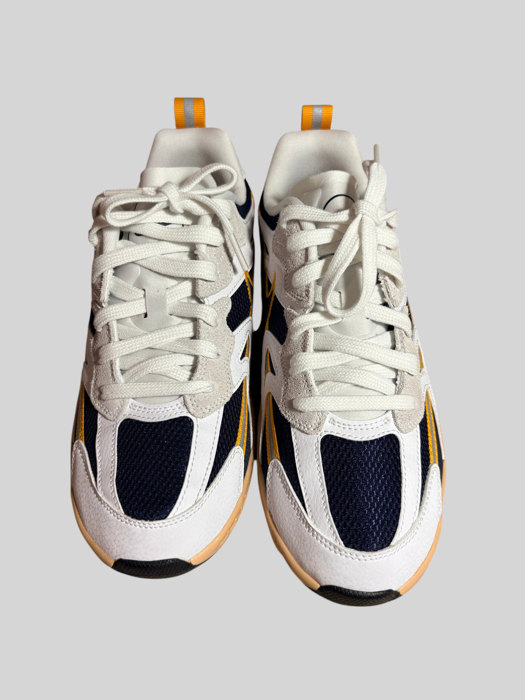 Baskets FASHION SC Nike Jam blanches, bleu marine et jaune or, conçues pour le breakdance en mesh et cuir.