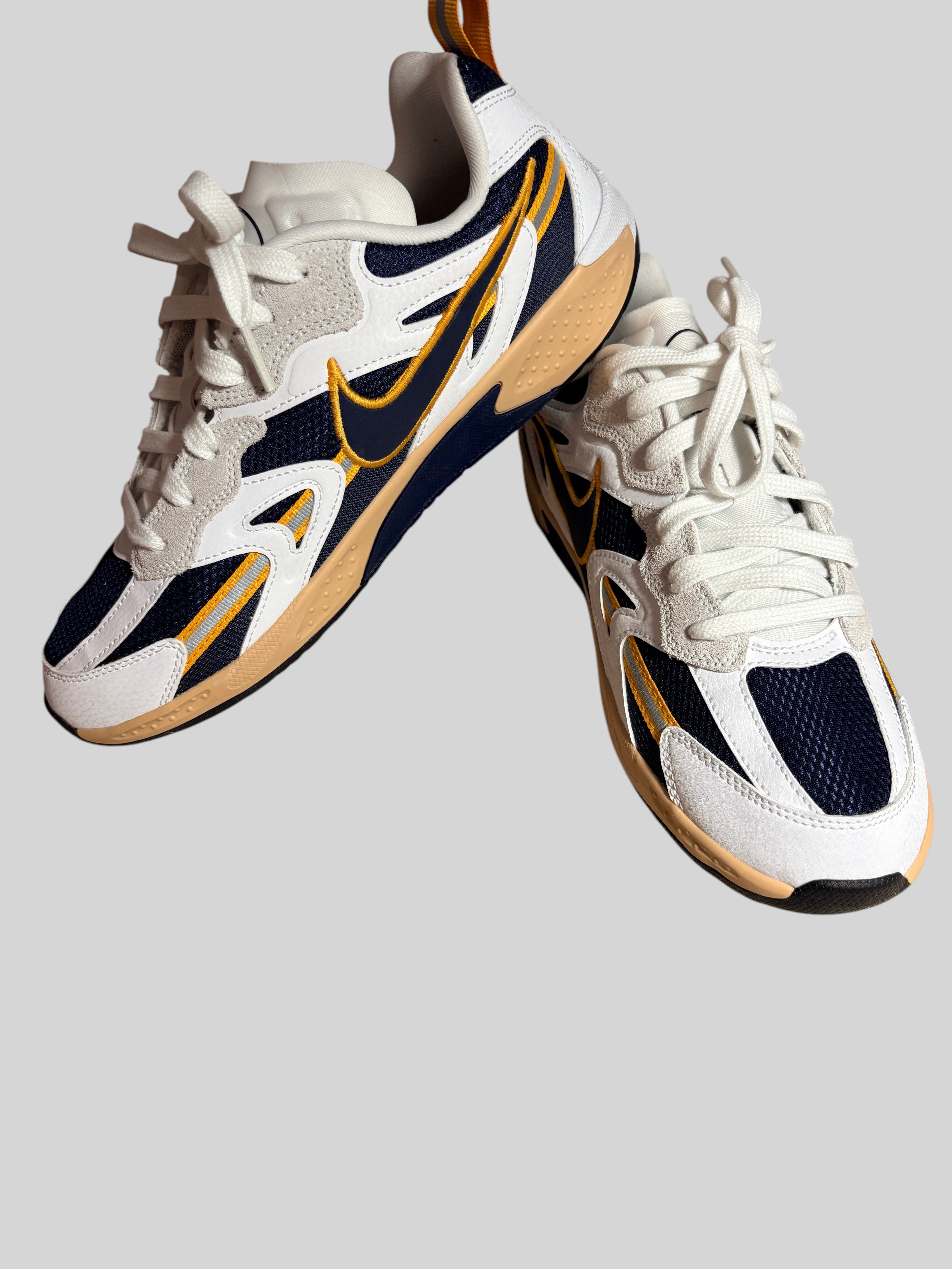 Baskets FASHION SC Nike Jam blanches, bleu marine et dorées pour le breakdance en mesh et cuir