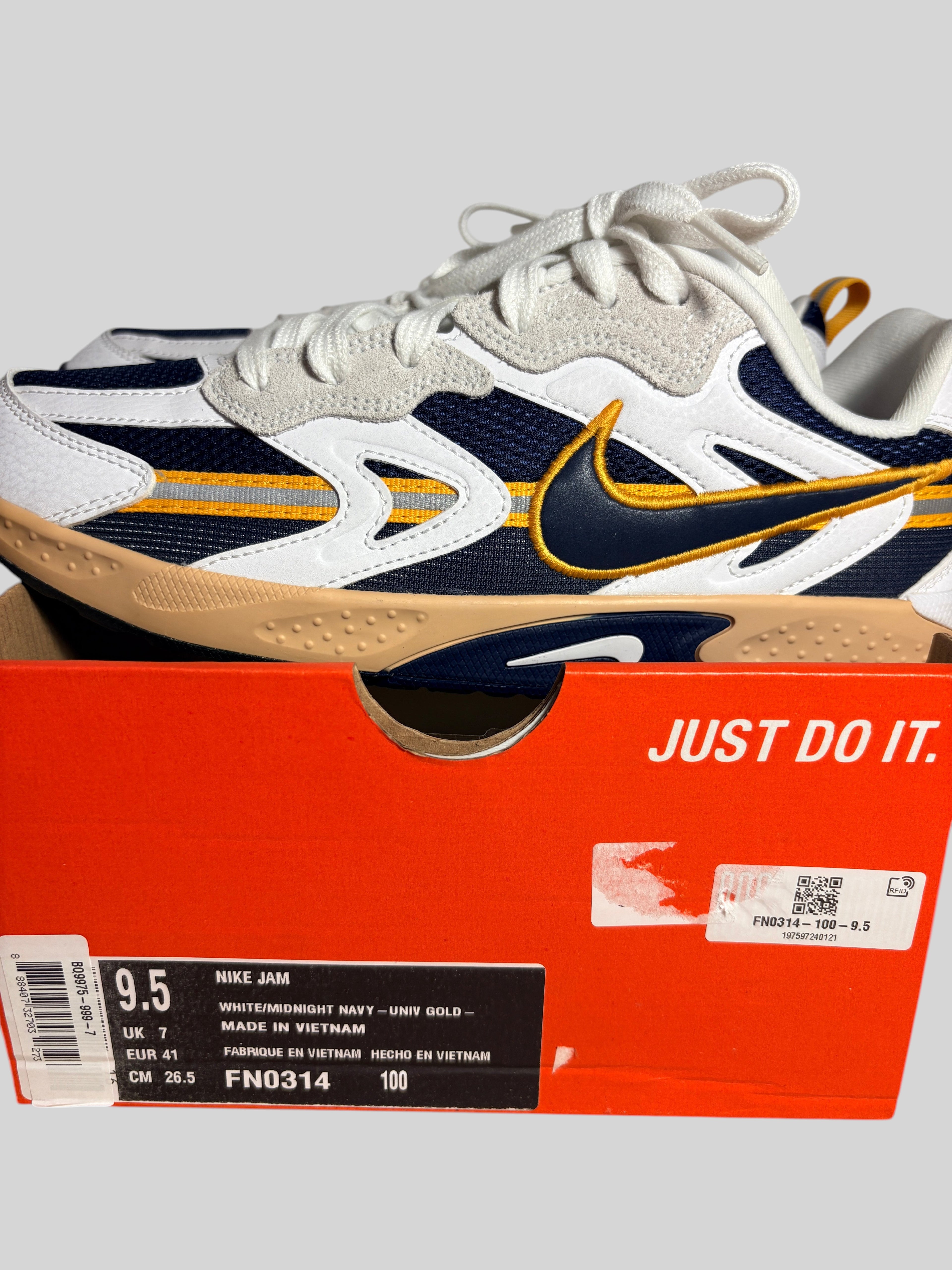 Baskets FASHION SC Nike Jam blanches, bleu marine et or, chaussures de breakdance en mesh et cuir dans leur boîte
