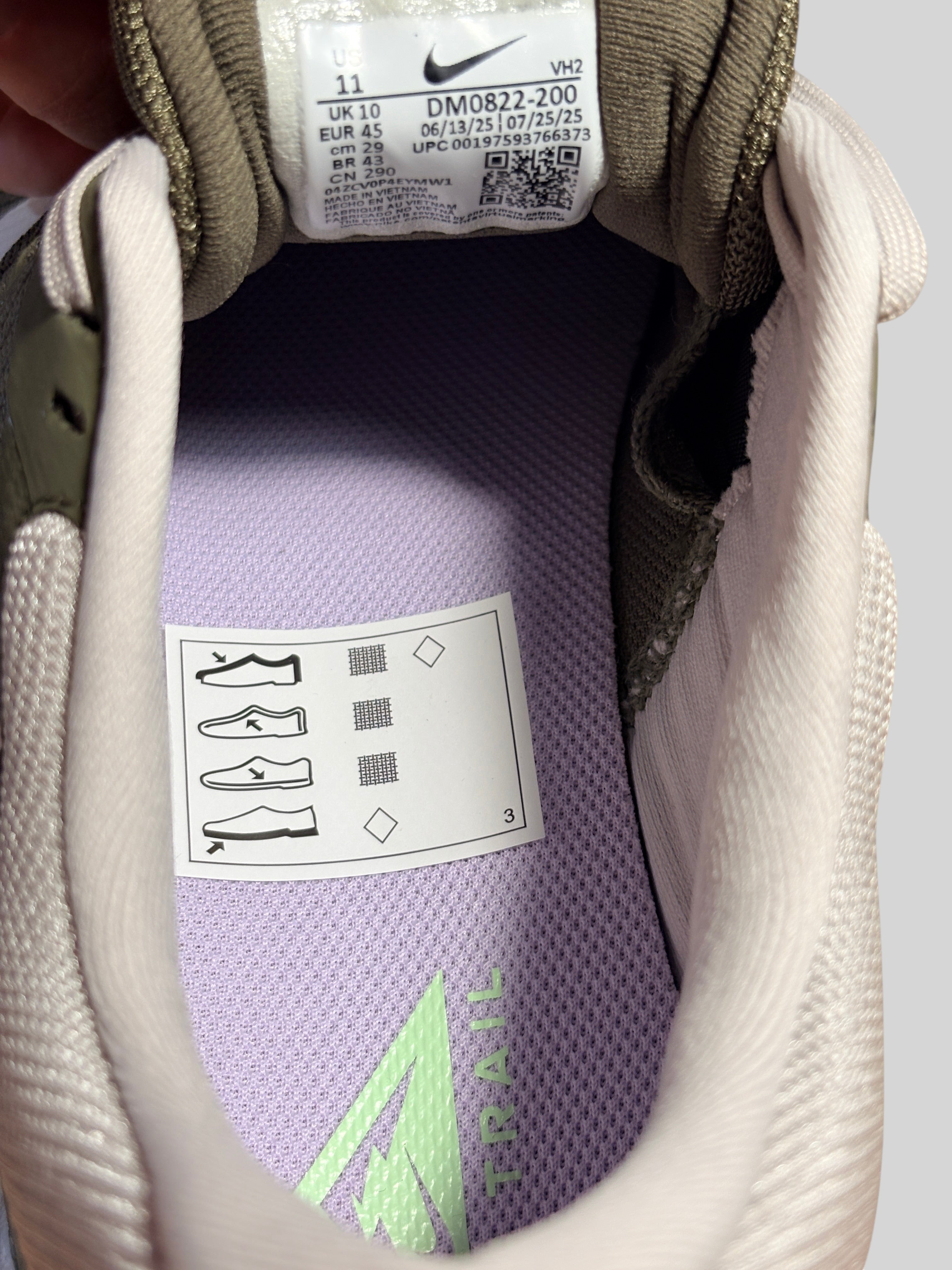 Intérieur de la chaussure de trail FASHION SC Nike Juniper Trail 2 avec étiquette de taille et semelle intérieure