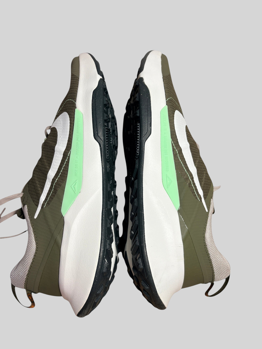 Chaussures de trail FASHION SC Nike Juniper Trail 2 Next Nature vert olive et blanc avec semelle crantée