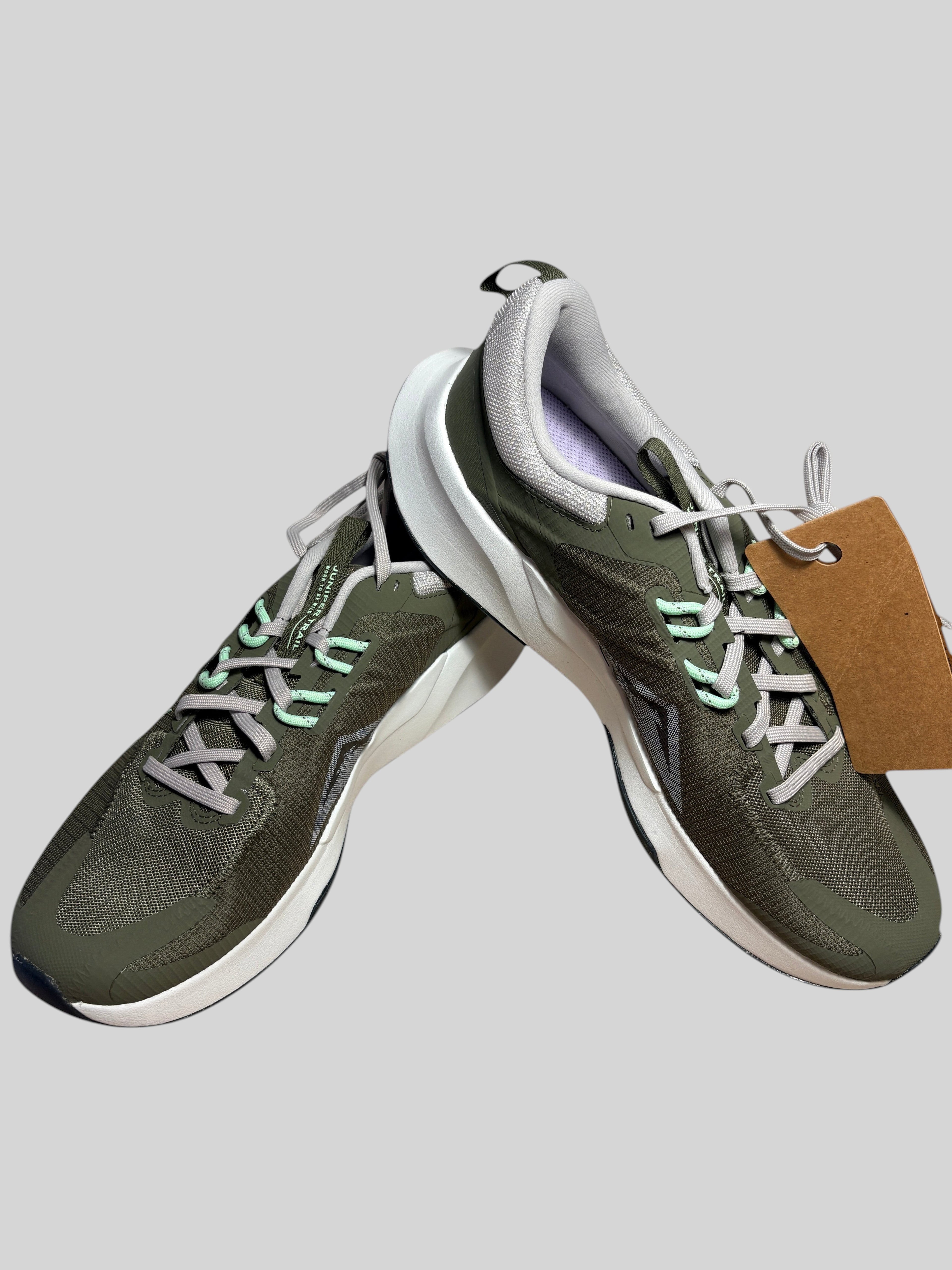 Chaussures de trail FASHION SC Nike Juniper Trail 2 Next Nature vert olive et blanc avec lacets et étiquette