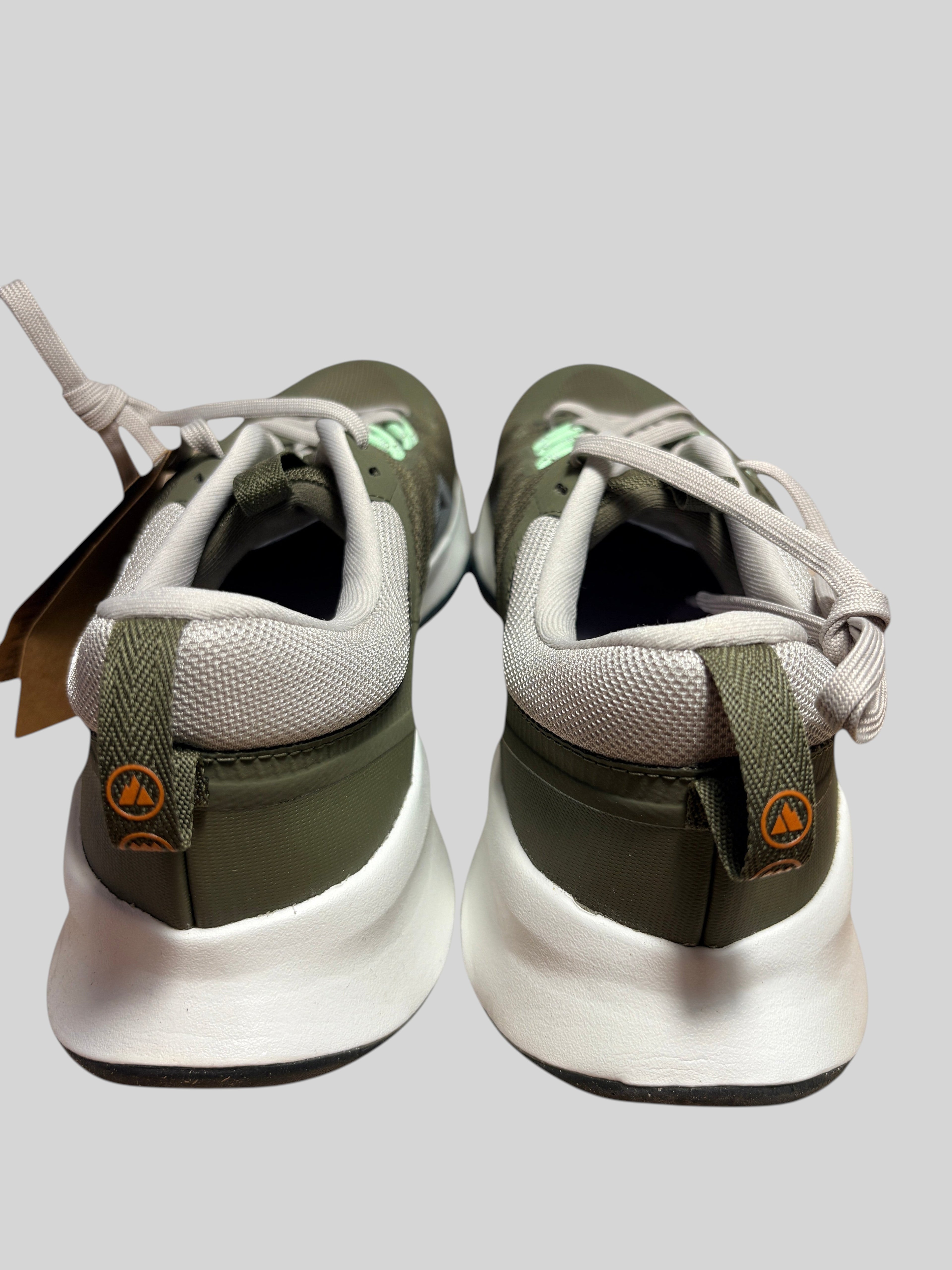 Vue arrière des chaussures de trail FASHION SC Nike Juniper Trail 2 Next Nature en olive et blanc avec semelle épaisse