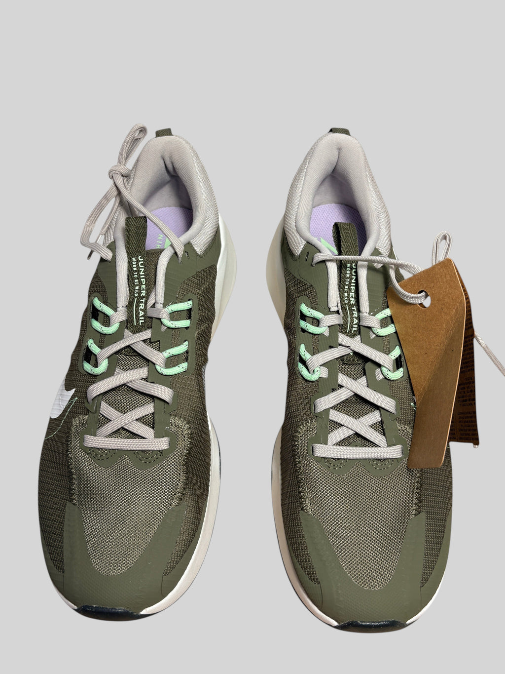 Chaussures de trail FASHION SC Nike Juniper Trail 2 Next Nature vert olive et blanc avec étiquette de prix