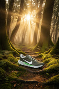 Chaussure de trail Nike Juniper Trail 2 Next Nature FASHION SC vert olive et blanc dans une forêt ensoleillée