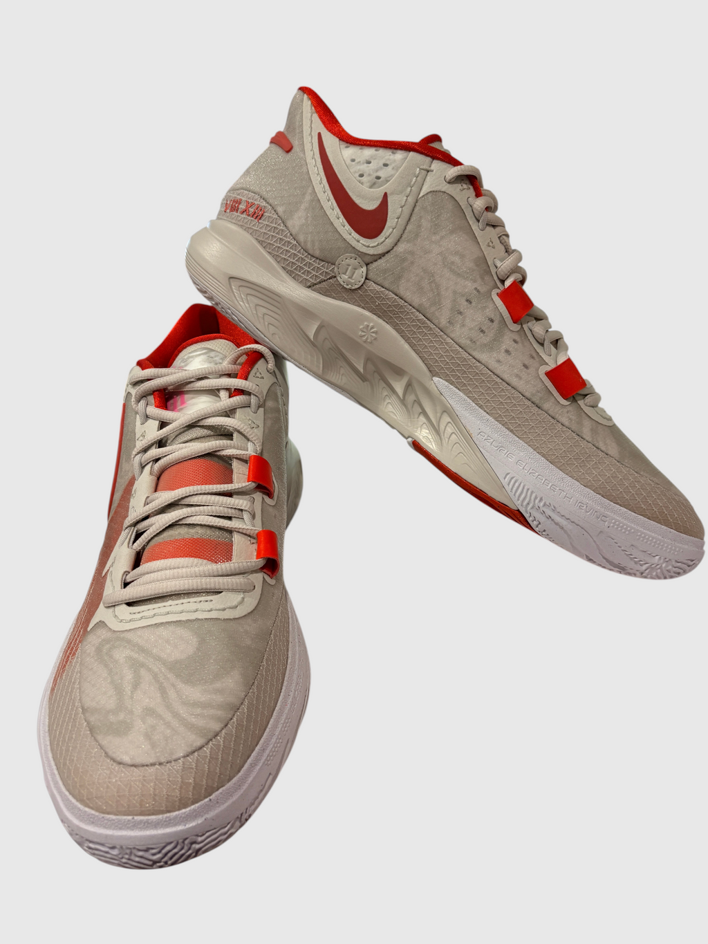 Chaussures de basketball FASHION SC Nike Kyrie 8 en coloris Light Bone, Picante Red et Adobe avec technologie Air Zoom