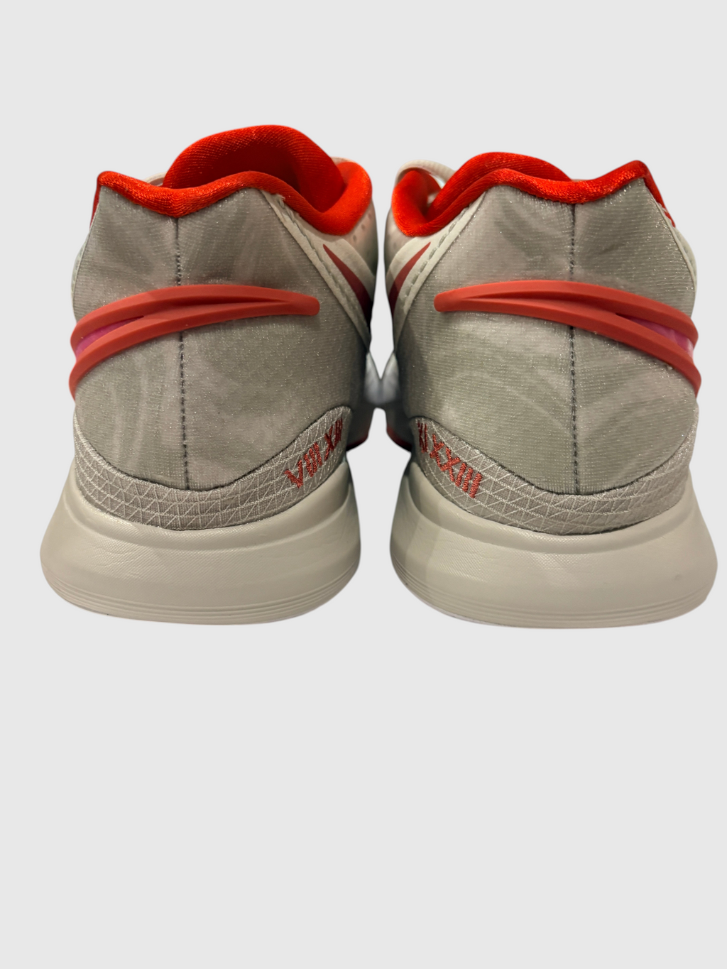 Vue arrière des chaussures de basketball FASHION SC Nike Kyrie 8 en coloris Light Bone, Picante Red et Adobe.