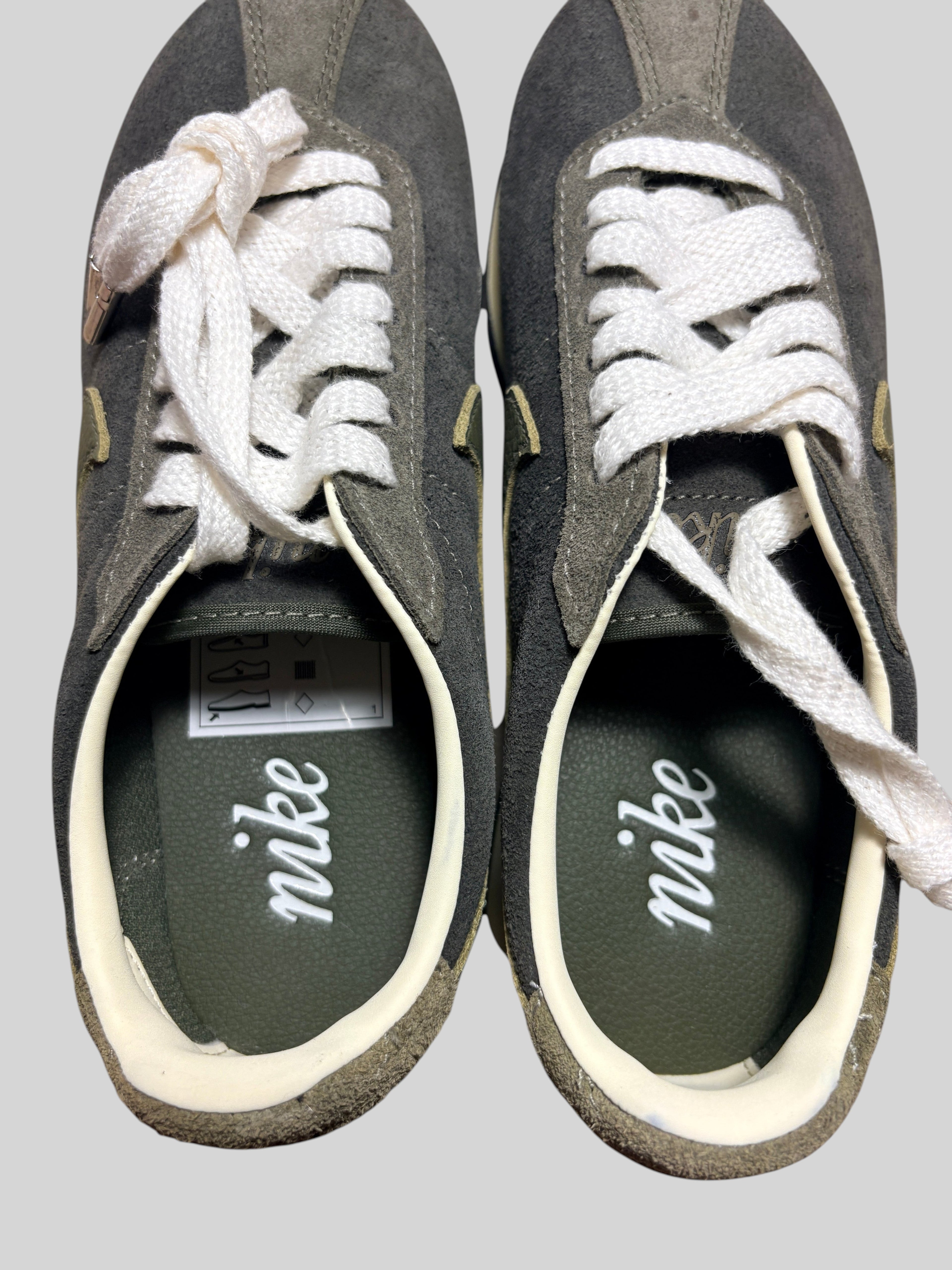 Baskets FASHION SC Nike LD-1000 Premium pour femme en daim et textile kaki avec lacets blancs, vue de dessus.