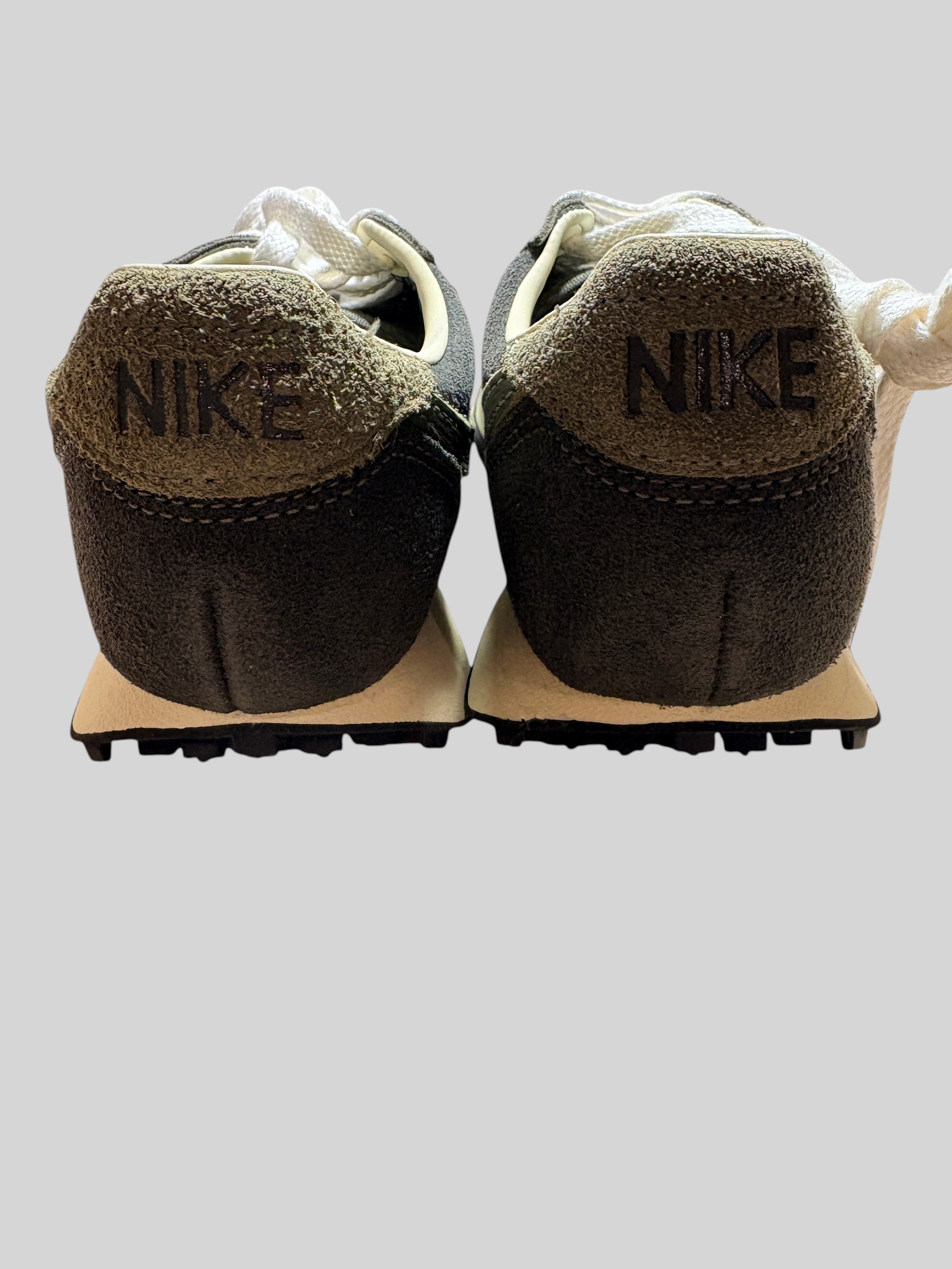 Vue arrière des baskets FASHION SC Nike LD-1000 Premium en daim et textile vert kaki avec logo Nike brodé au talon