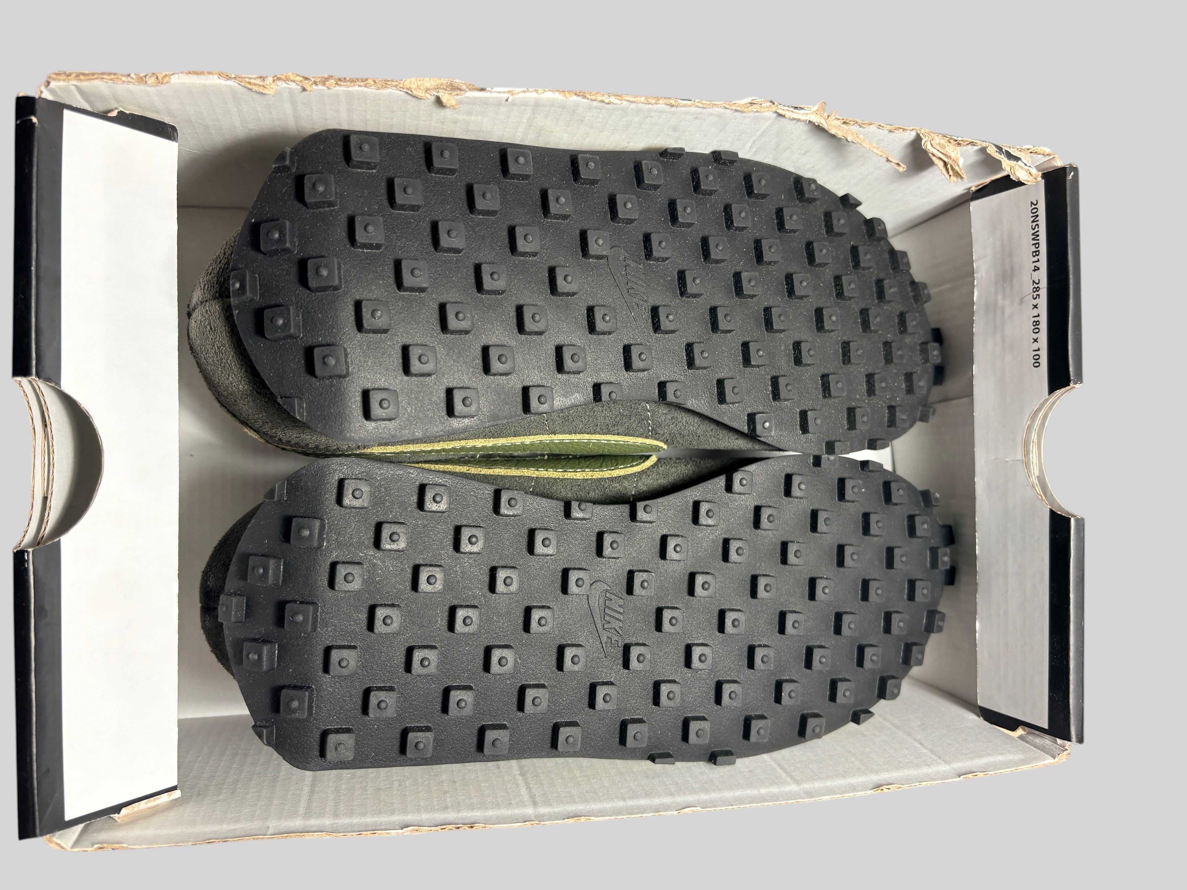 Semelles gaufrées noires des baskets FASHION SC Nike LD-1000 Premium Cargo Khaki et Medium Olive dans leur boîte