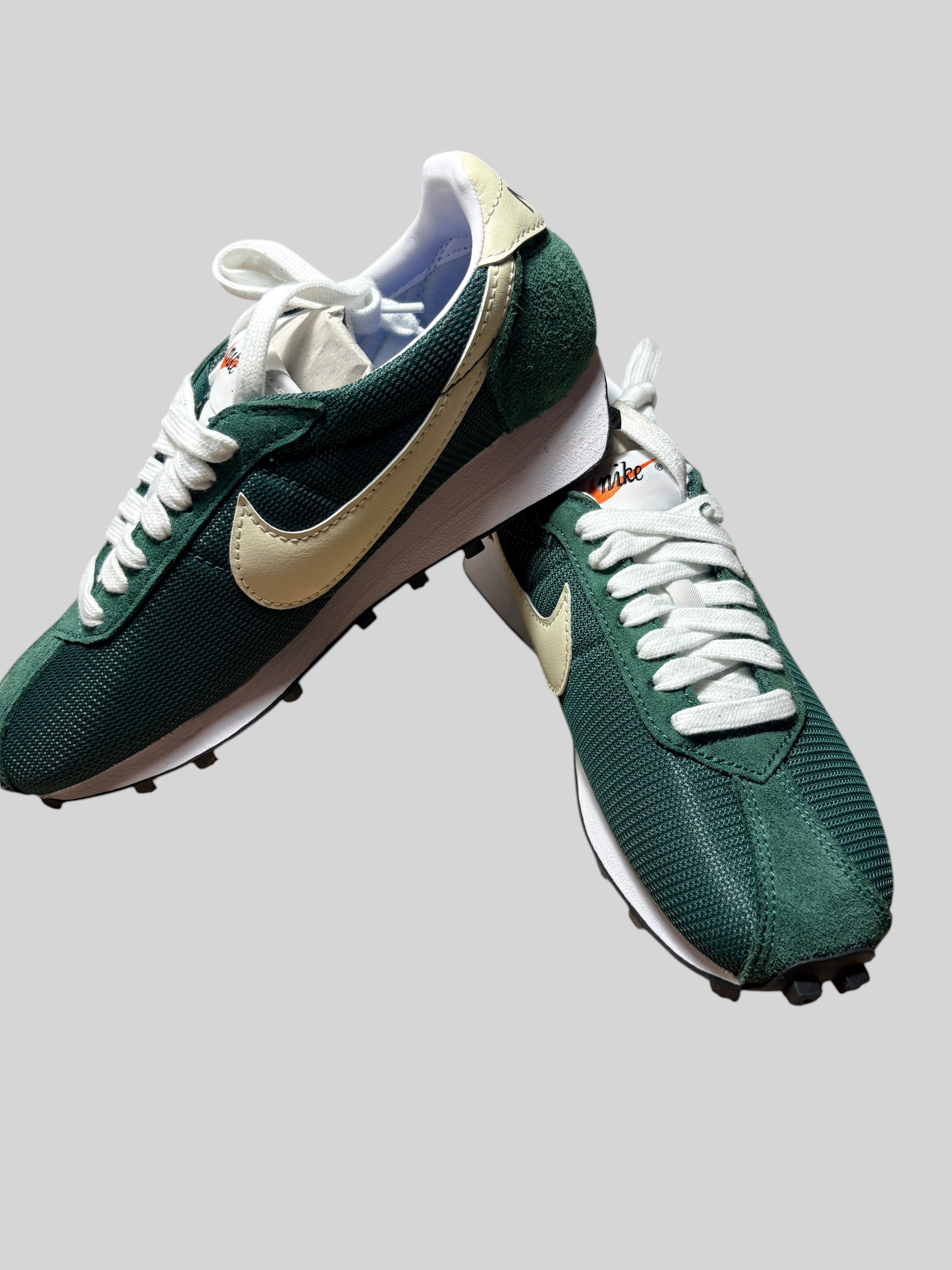 Baskets FASHION SC Nike LD-1000 pour femme en textile vert sapin, daim et cuir avec talon évasé et semelle gaufrée.