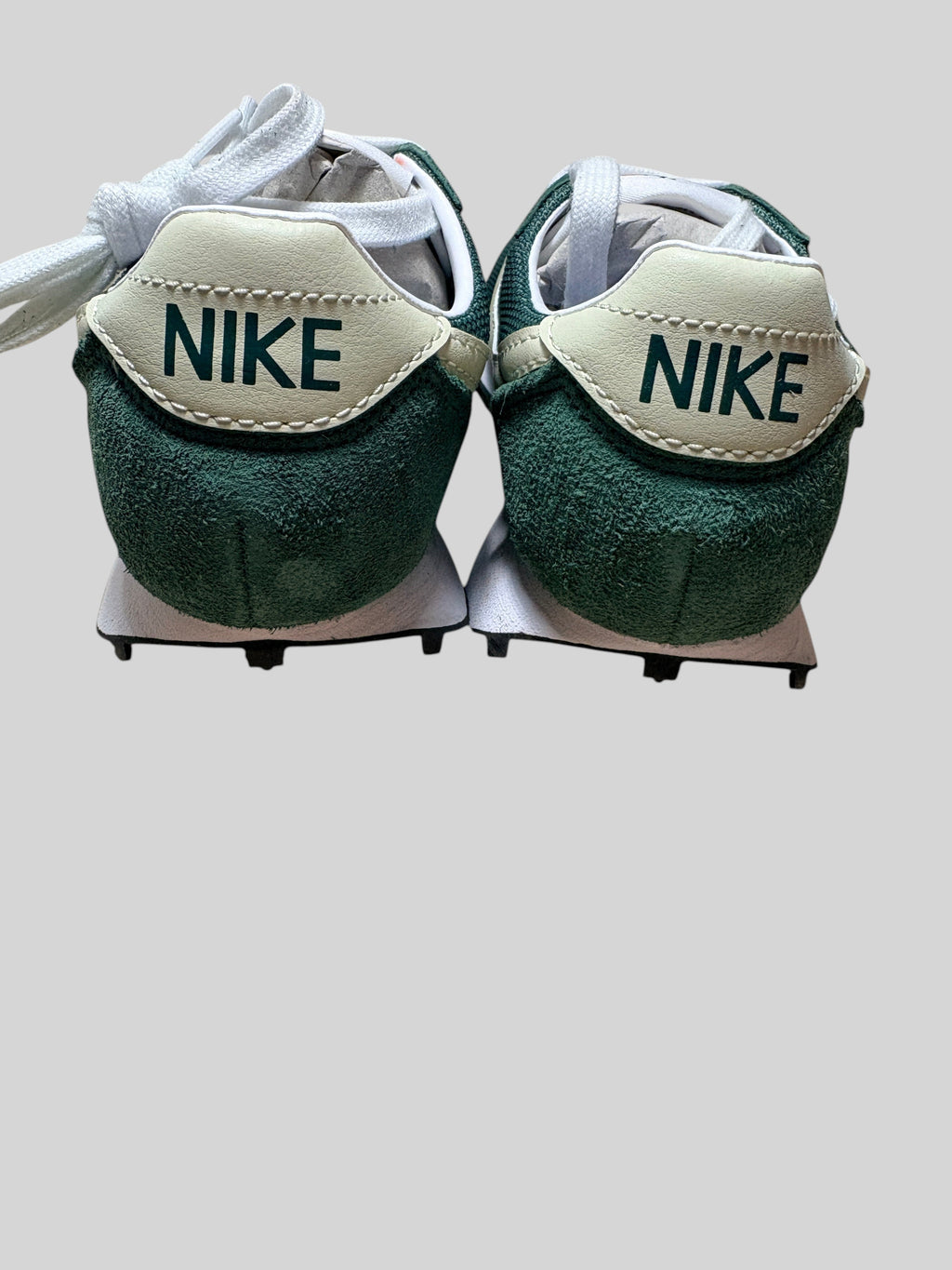 Vue arrière des baskets FASHION SC Nike LD-1000 pour femme en daim vert sapin avec talon évasé et logo blanc