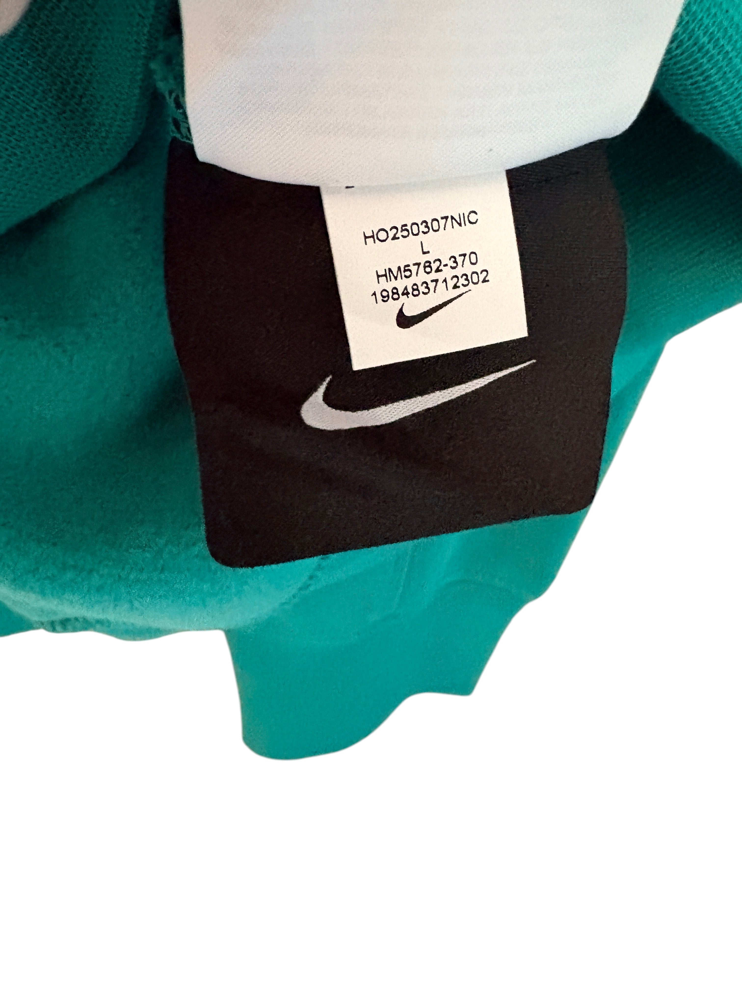 Etiquette intérieure FASHION SC du sweat Nike x NOCTA Fleece CS Hoodie 2 en vert Neptune avec détails de taille