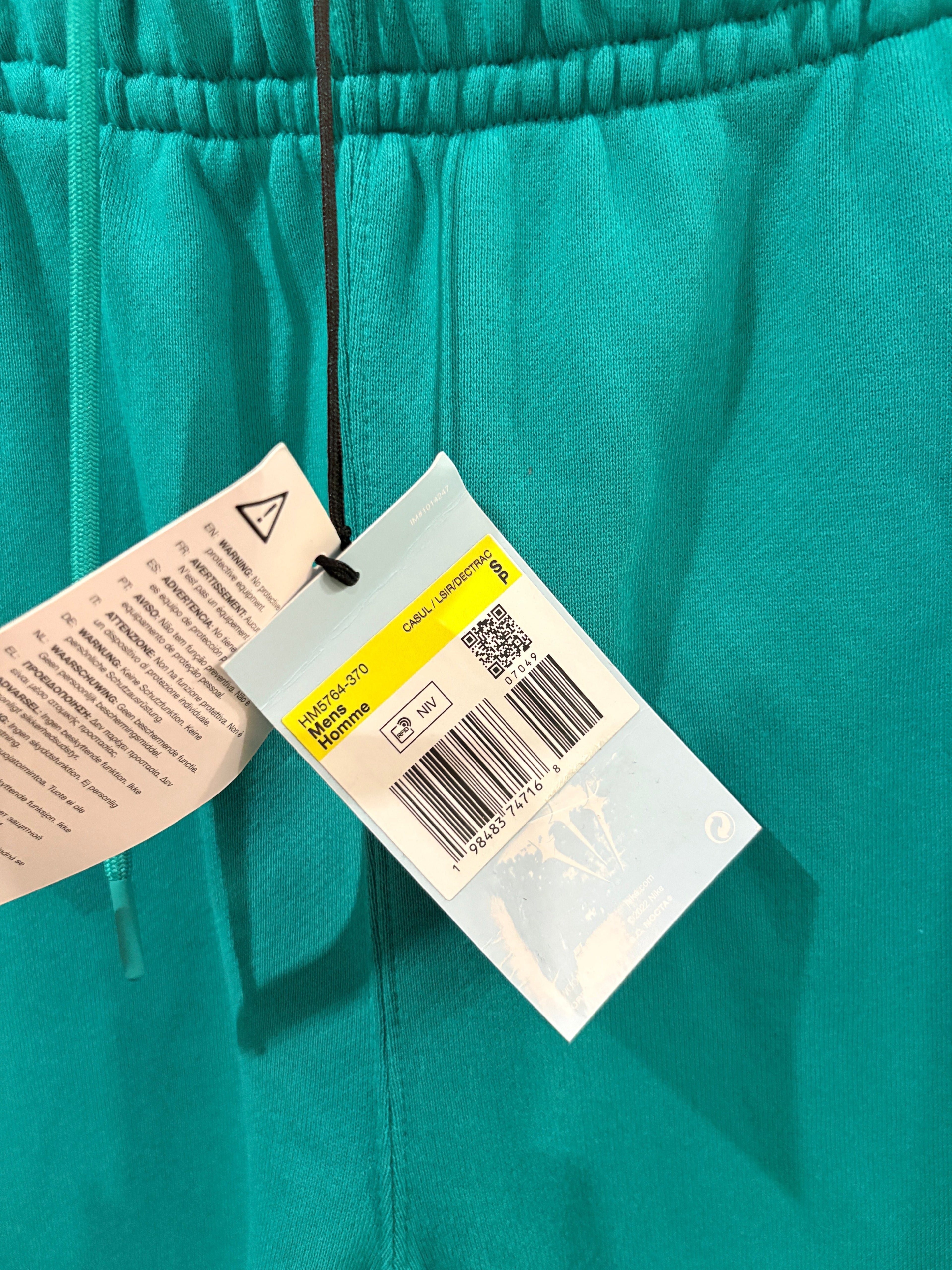 Étiquette de prix officielle FASHION SC pour pantalon Nike x NOCTA Fleece CS en coloris Neptune Green