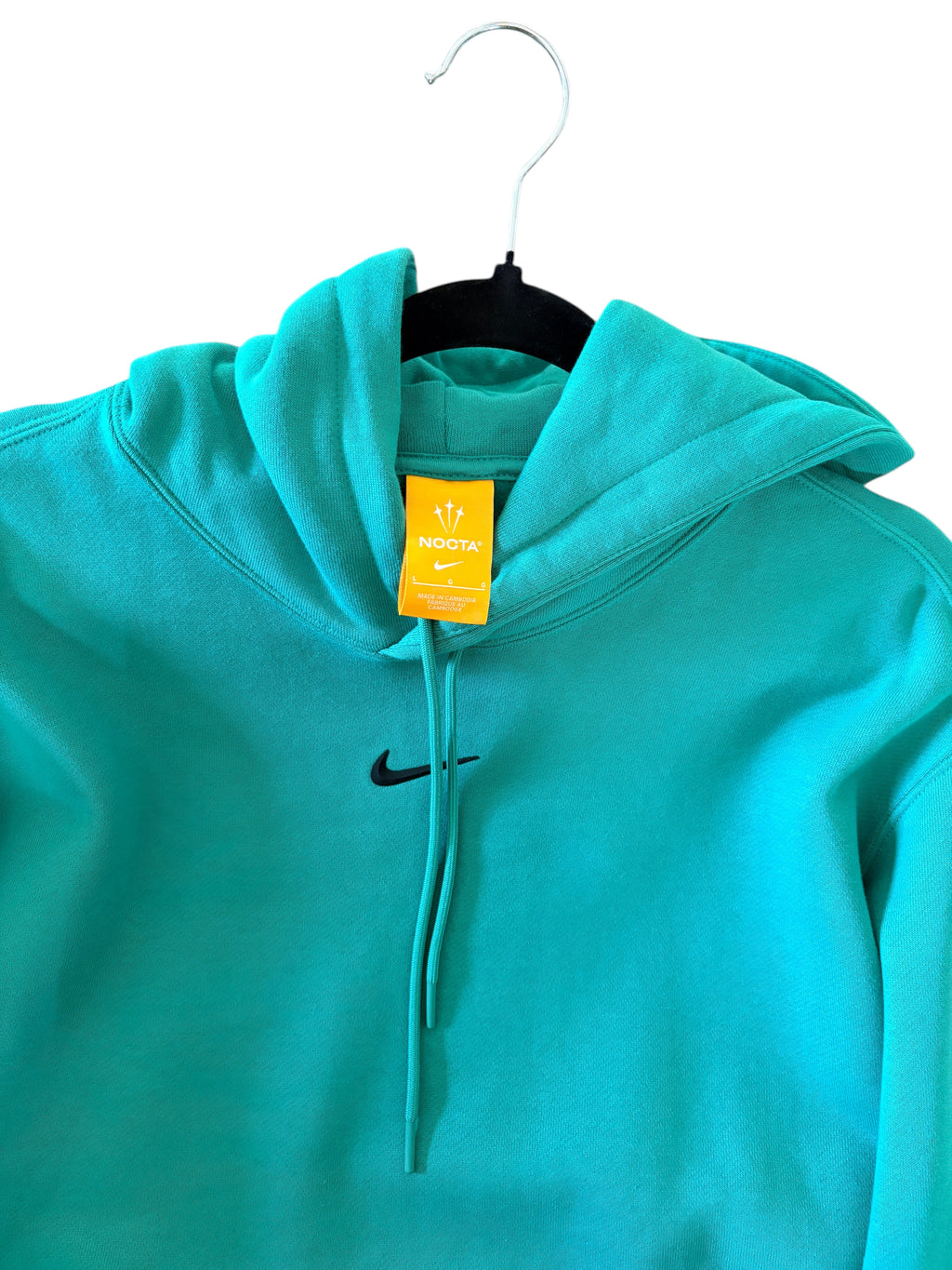 Sweat à capuche FASHION SC Nike x NOCTA Fleece CS 2 vert Neptune avec logo Swoosh noir et étiquette jaune