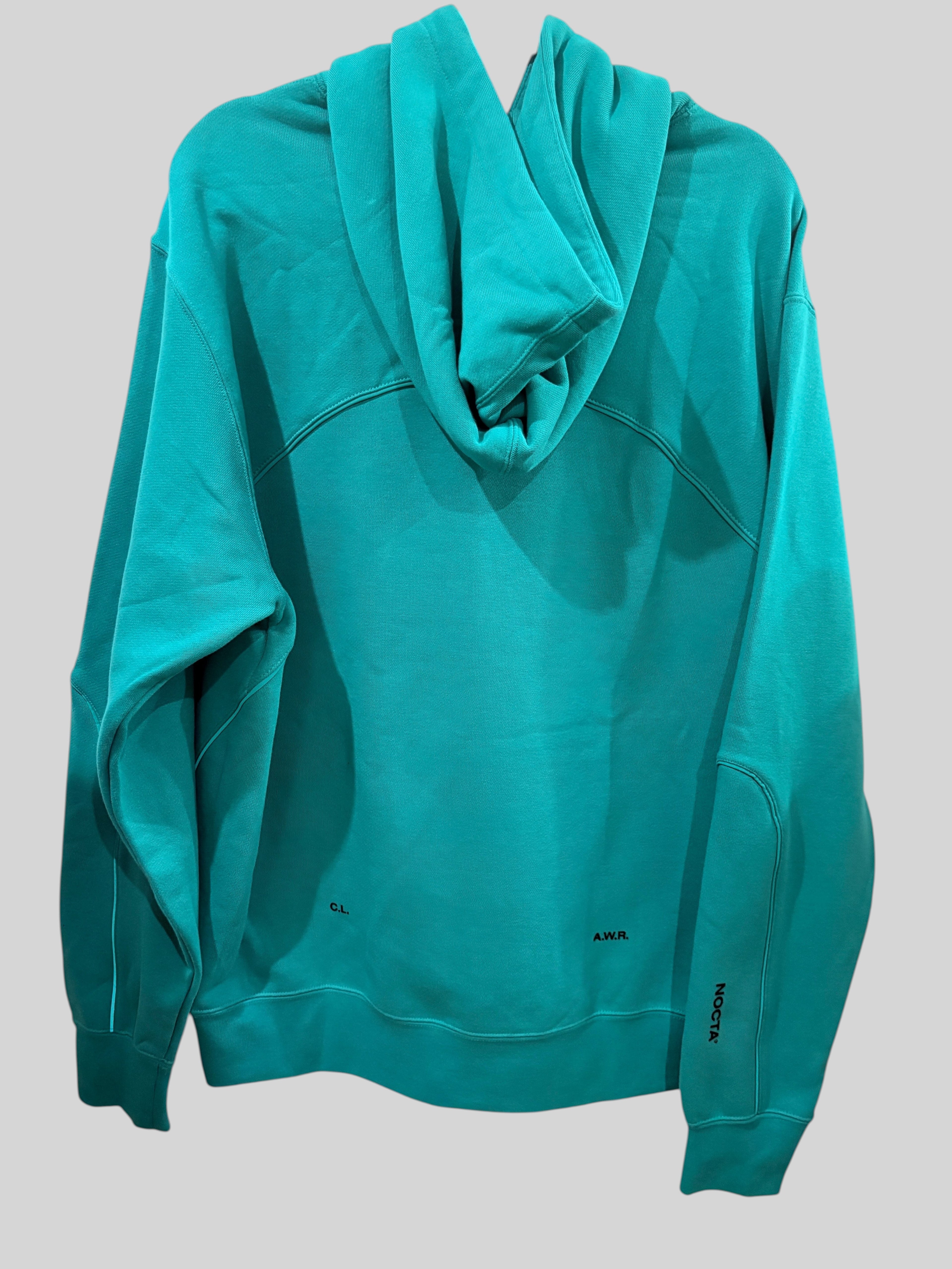 Vue arrière du sweat à capuche FASHION SC Nike x NOCTA Fleece CS Hoodie 2 en molleton vert Neptune avec détails noirs