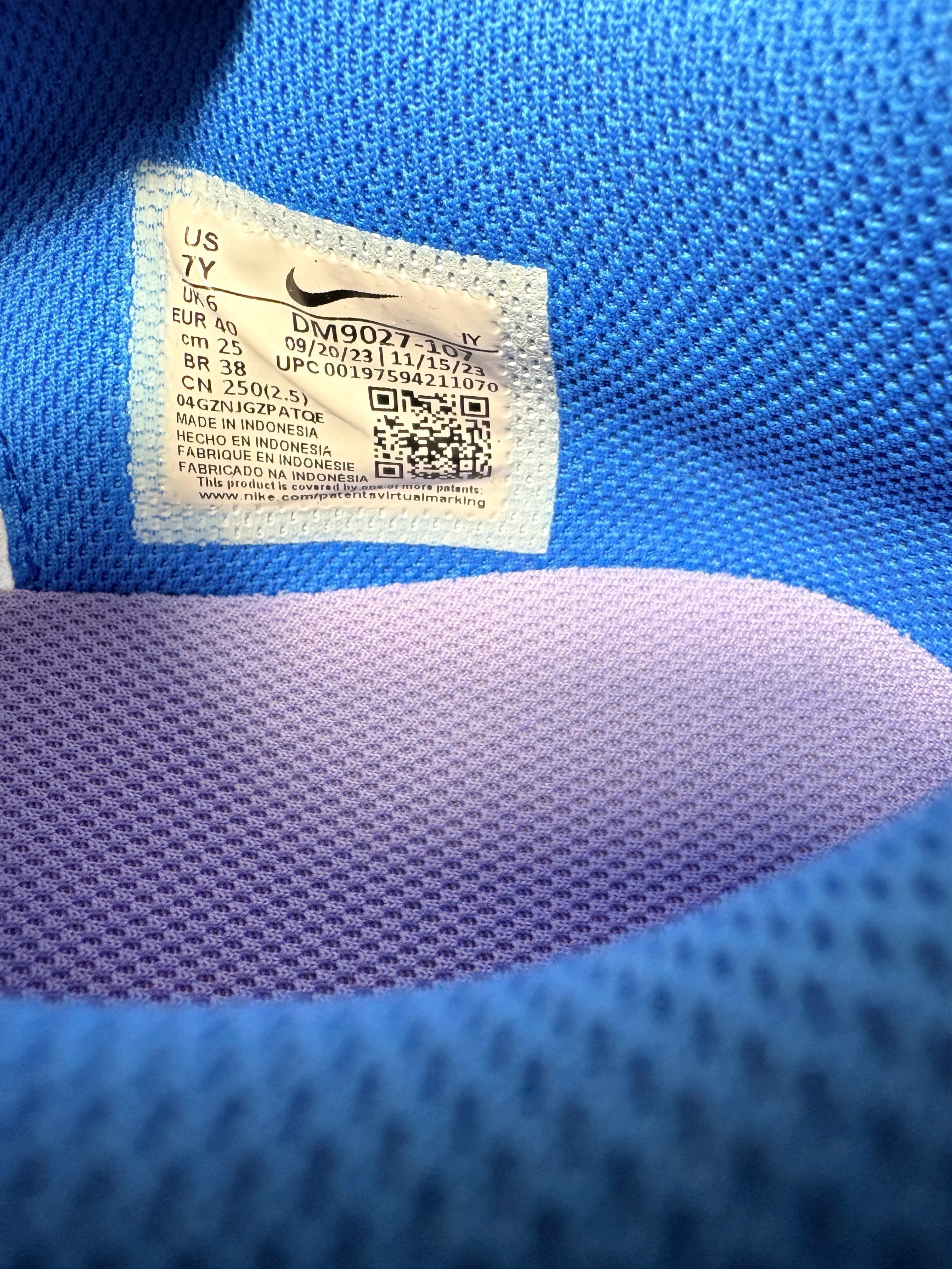 Étiquette intérieure FASHION SC des chaussures Nike Omni Multi-Court GS montrant la taille 40 et les détails du modèle