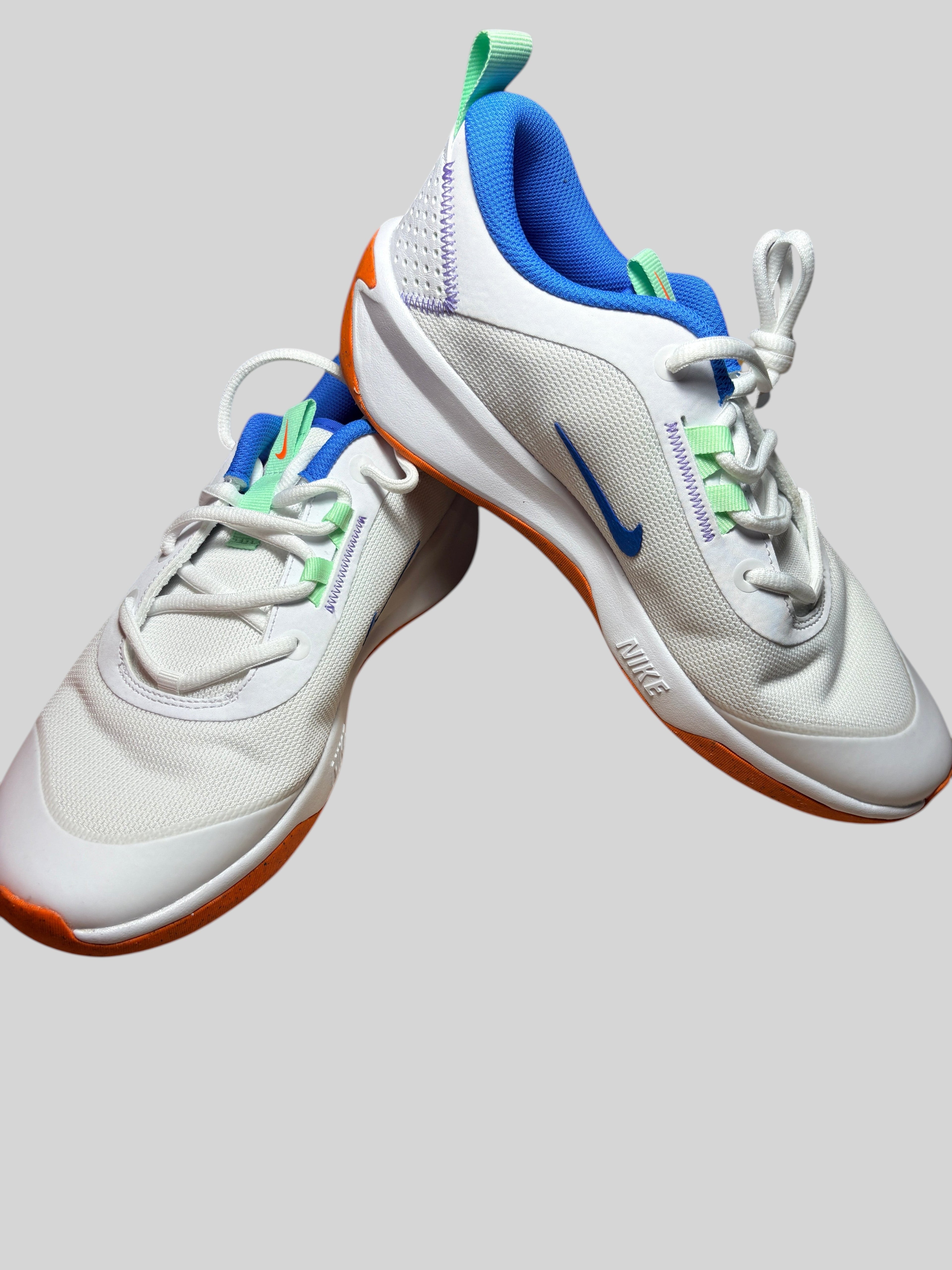 Chaussures de sport FASHION SC Nike Omni Multi-Court GS blanches avec détails bleu vif et orange pour intérieur