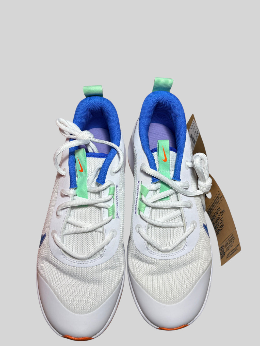 Chaussures de sport FASHION SC Nike Omni Multi-Court GS blanches avec détails bleu vif et vert menthe en mesh