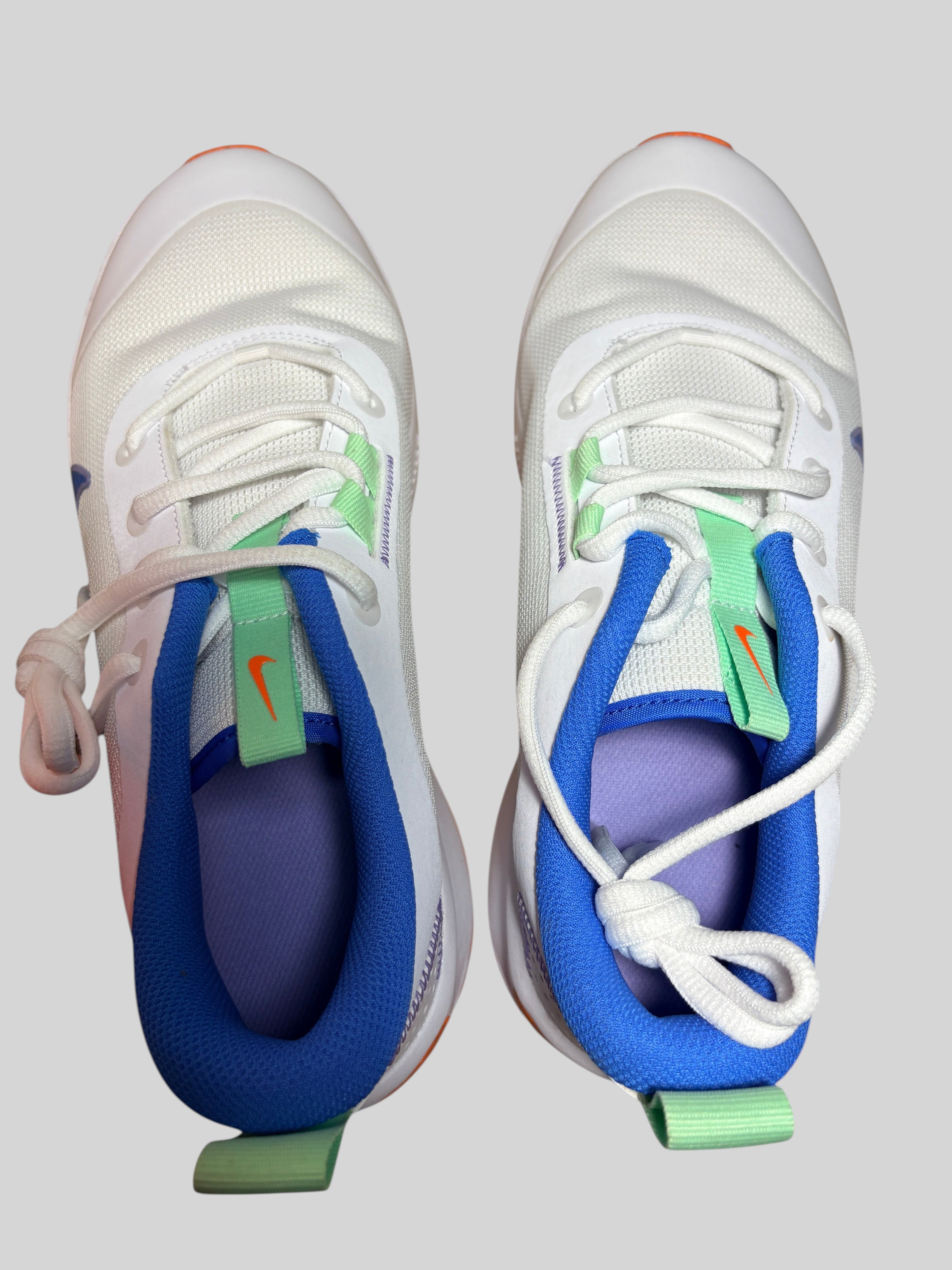 Chaussures de sport FASHION SC Nike Omni Multi-Court blanches avec détails bleu vif, mesh respirant et semelle stable