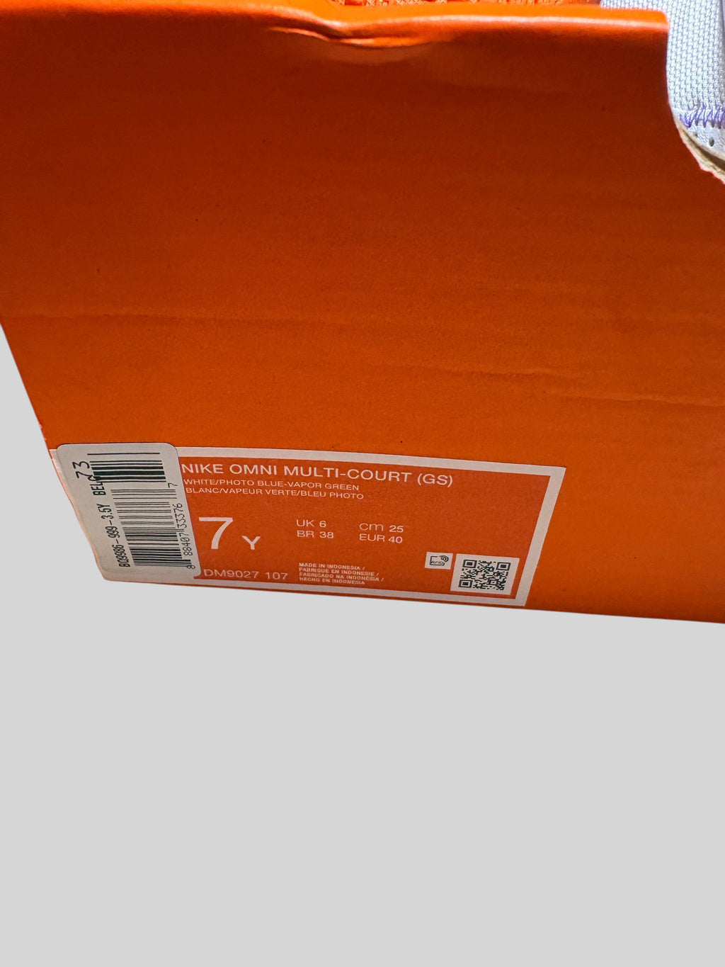 Étiquette de boîte à chaussures FASHION SC Nike Omni Multi-Court GS taille 40 avec code-barres et détails du modèle