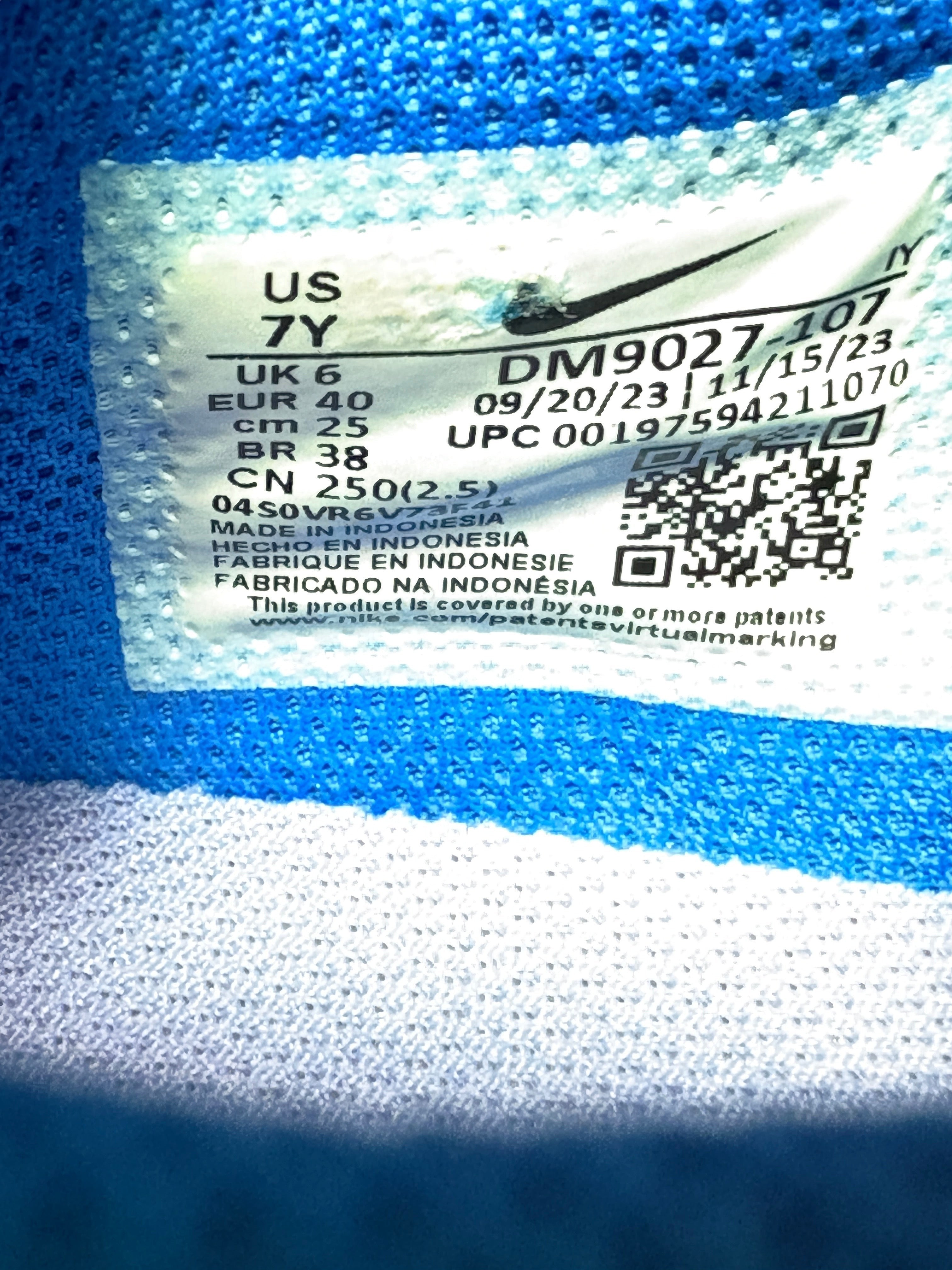 Etiquette intérieure FASHION SC des chaussures Nike Omni Multi-Court GS taille 40 avec code produit DM9027-107
