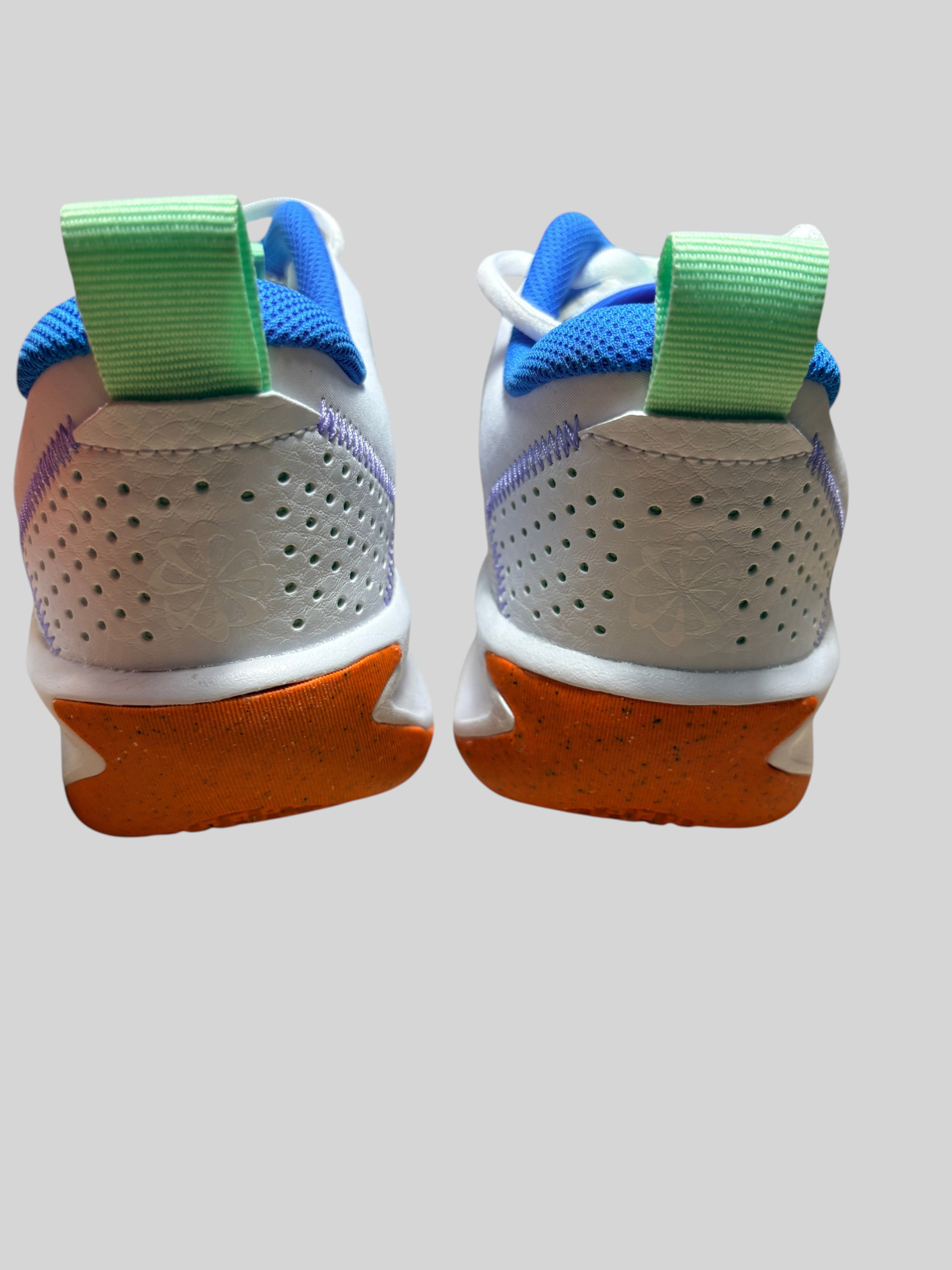 Vue arrière des chaussures de sport FASHION SC Nike Omni Multi-Court GS blanches avec détails bleus et orange