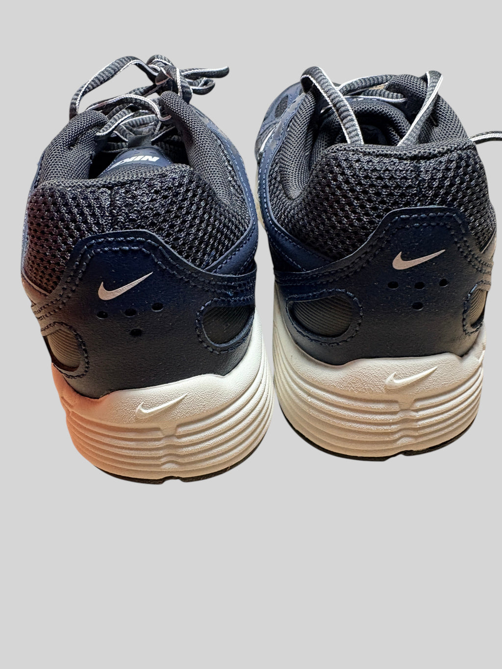 Vue arrière des baskets Nike P-6000 FASHION SC bleu marine et gris en cuir et mesh avec semelle blanche