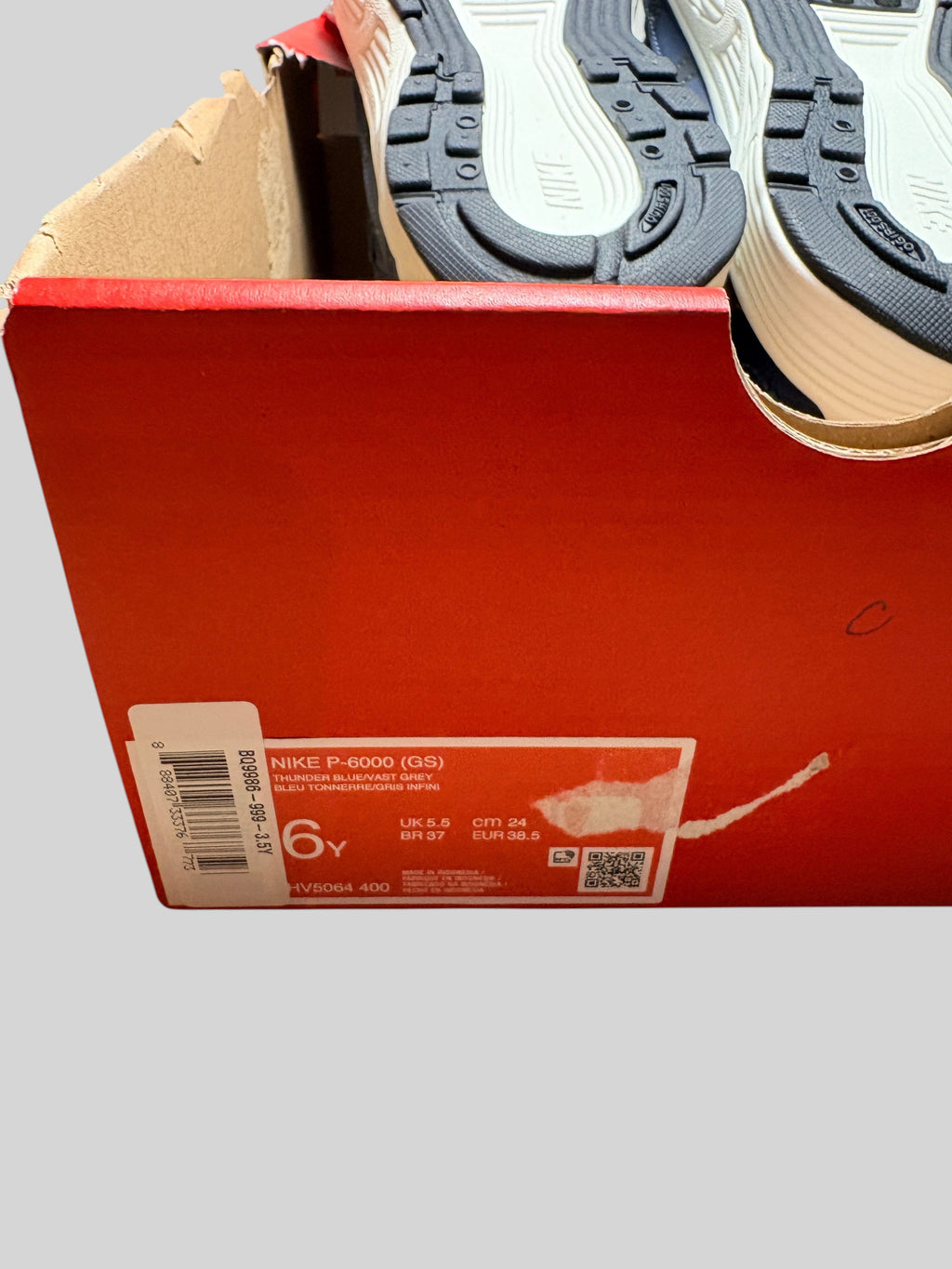 Boîte de chaussures FASHION SC avec étiquette Nike P-6000 bleu marine et gris, taille 38.5, vue en gros plan
