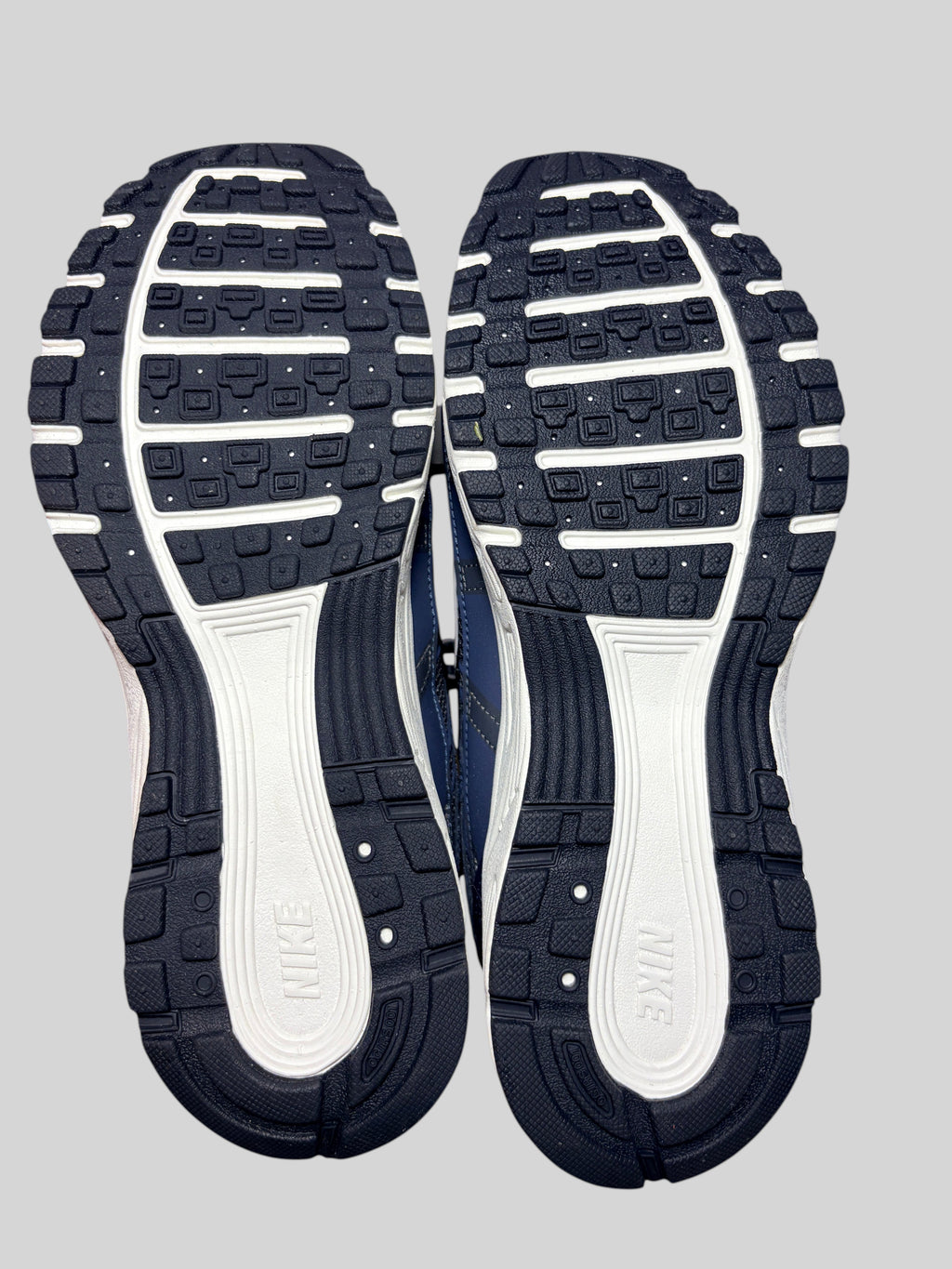 Semelles extérieures en caoutchouc bleu marine et blanc des baskets Nike P-6000 chez FASHION SC
