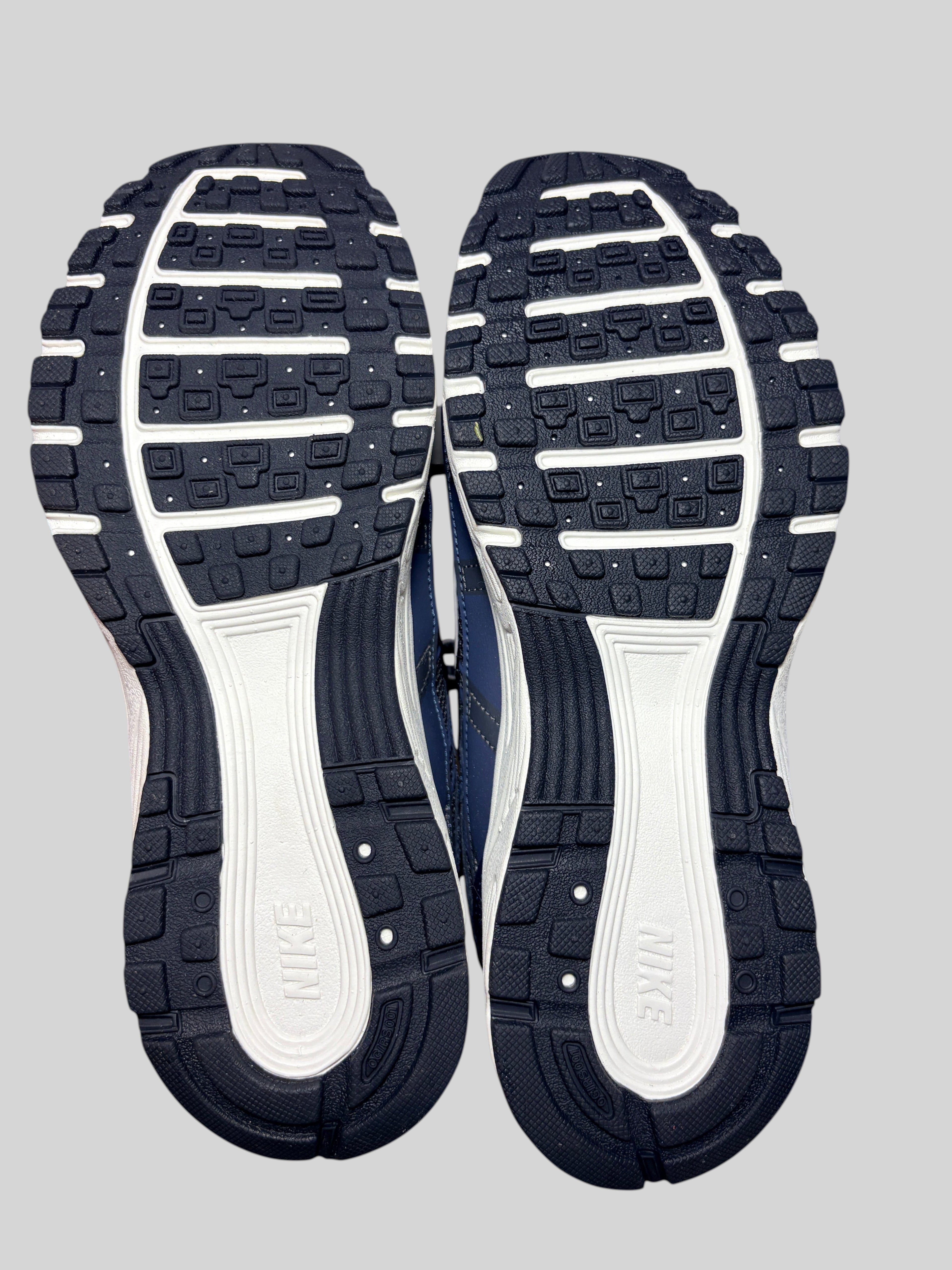 Semelles extérieures en caoutchouc bleu marine et blanc des baskets Nike P-6000 chez FASHION SC