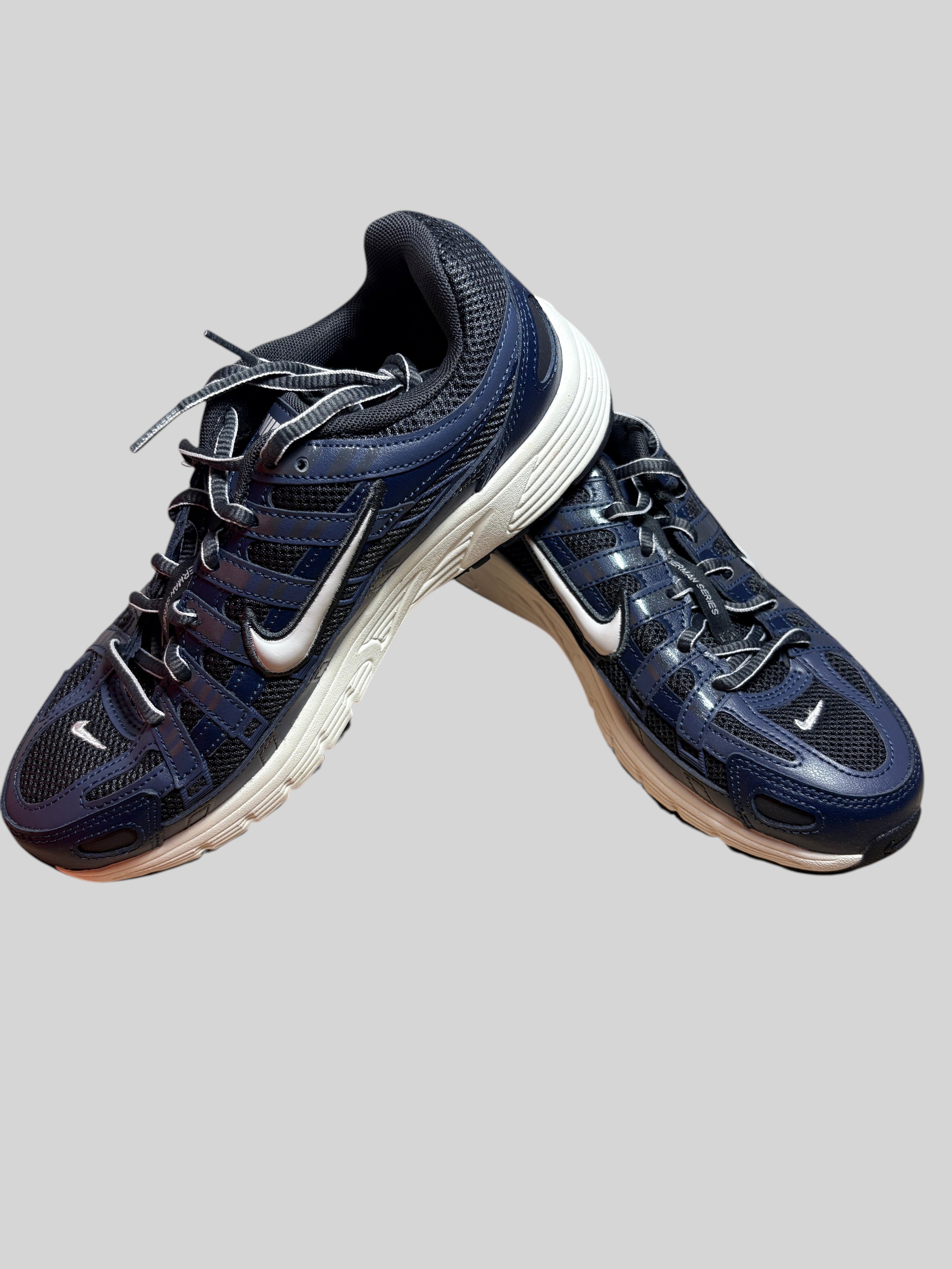 Baskets FASHION SC Nike P-6000 bleu marine et gris en cuir et mesh, style running rétro avec semelle en mousse.