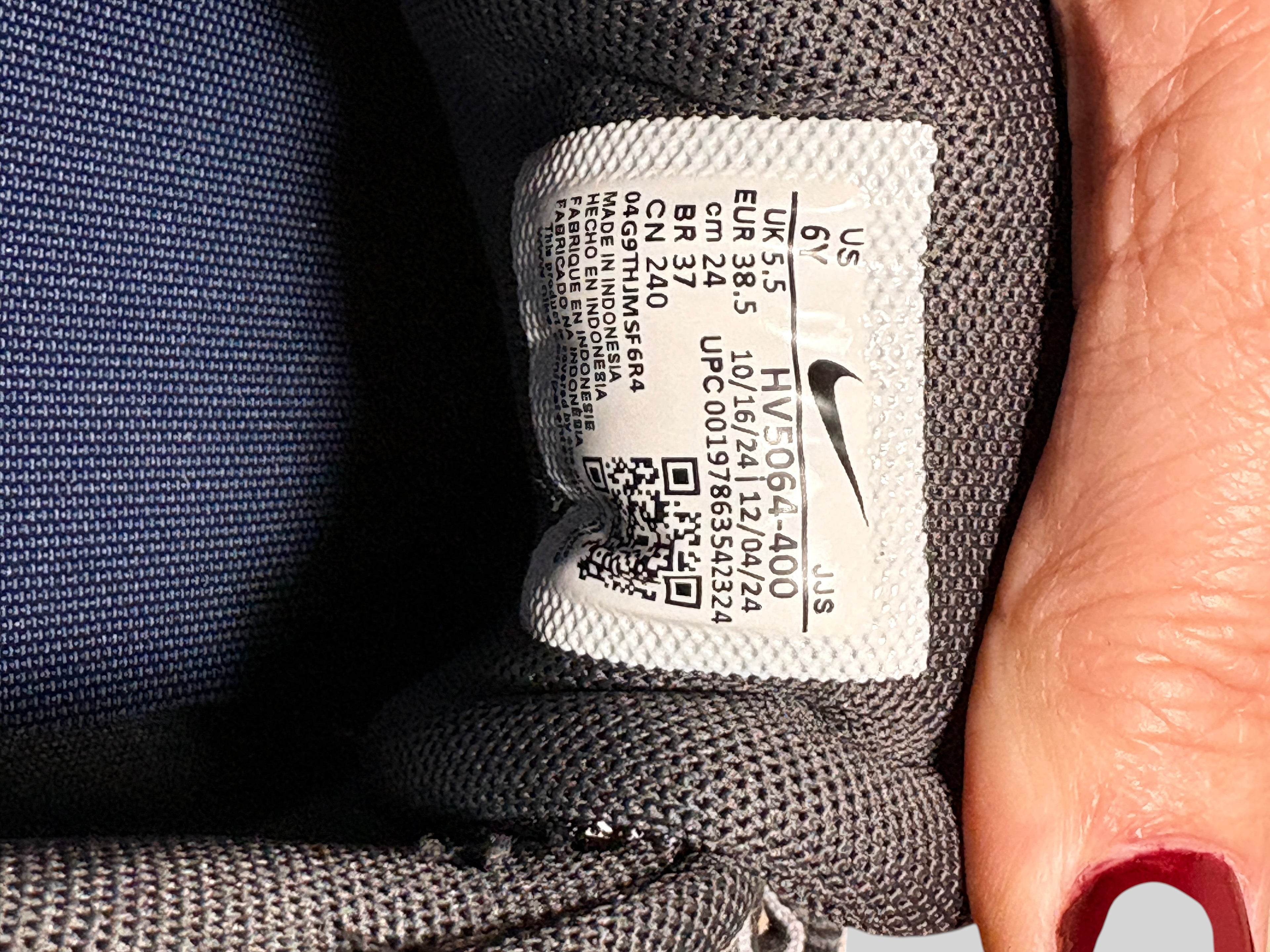 Étiquette intérieure FASHION SC sur baskets Nike P-6000 bleu marine et gris indiquant la taille 38.5 et le modèle HV5064